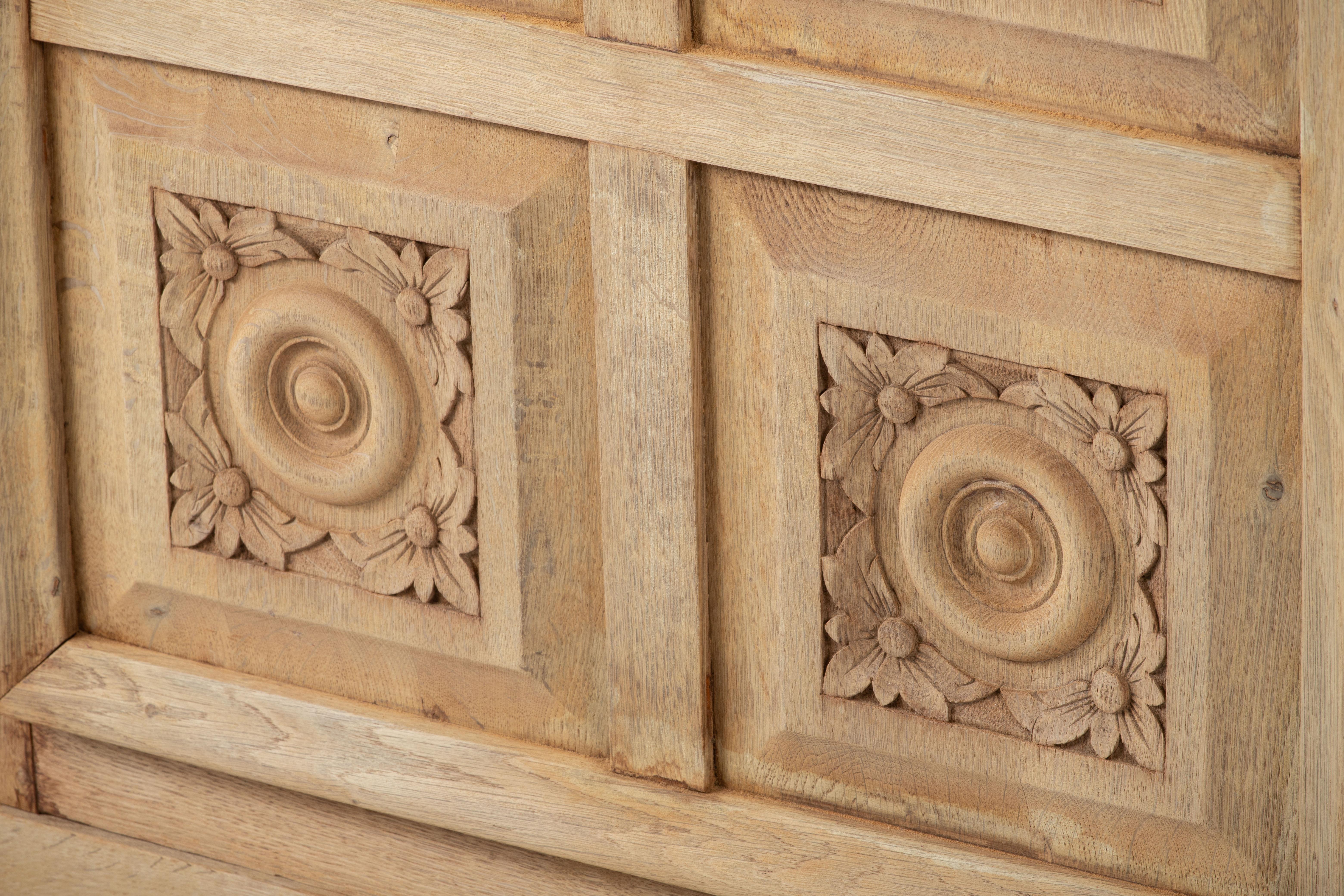 Composizione dalla geometria monumentale, questa credenza Art Déco francese attribuita a Charles Dudouyt rivela un linguaggio di rigore scultoreo e tranquilla autorità. Incorniciato da piani audaci e rilievi grafici, l'armadietto si impone non solo