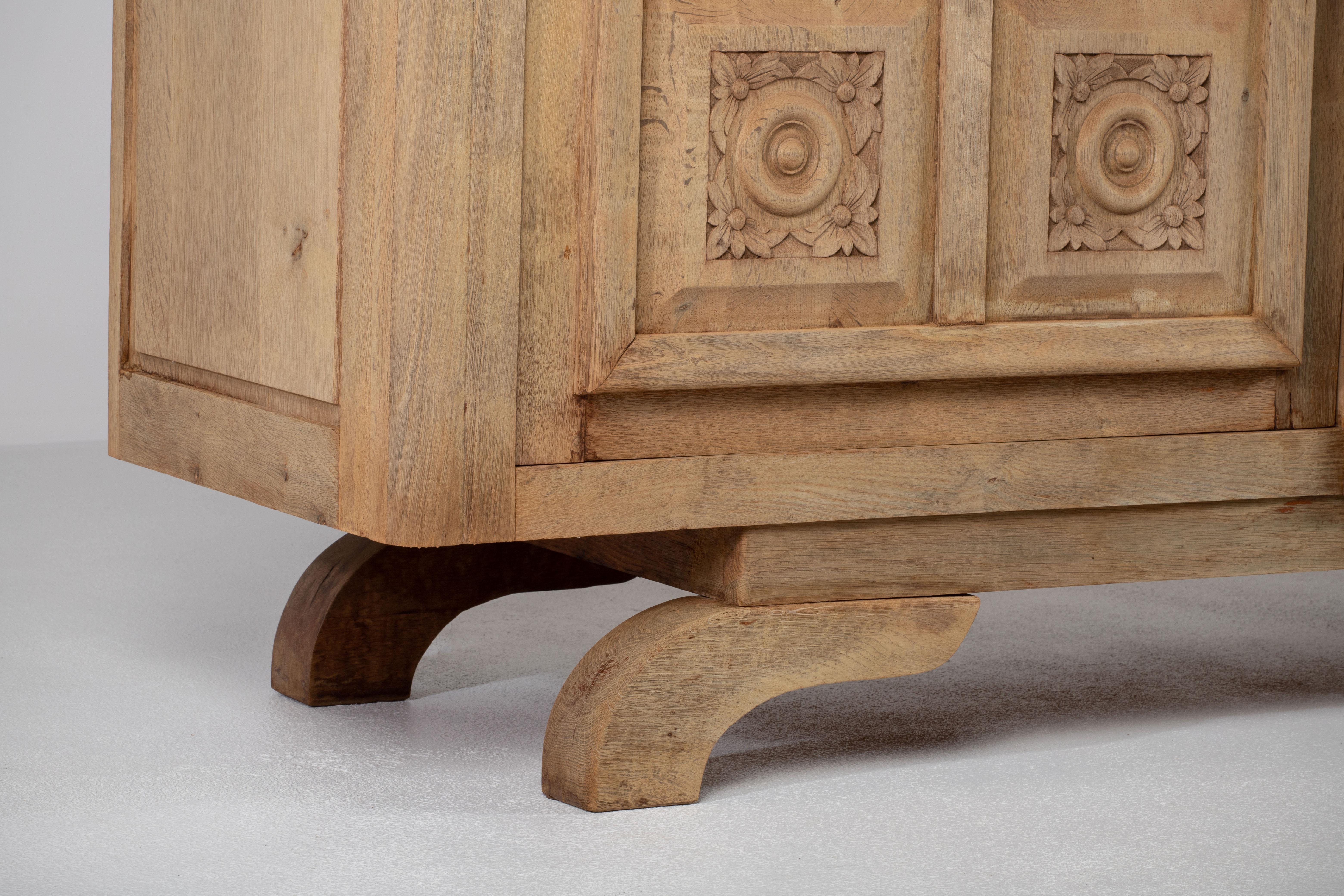 Francese Grande credenza scultorea in rovere francese Art Deco, Francia in vendita