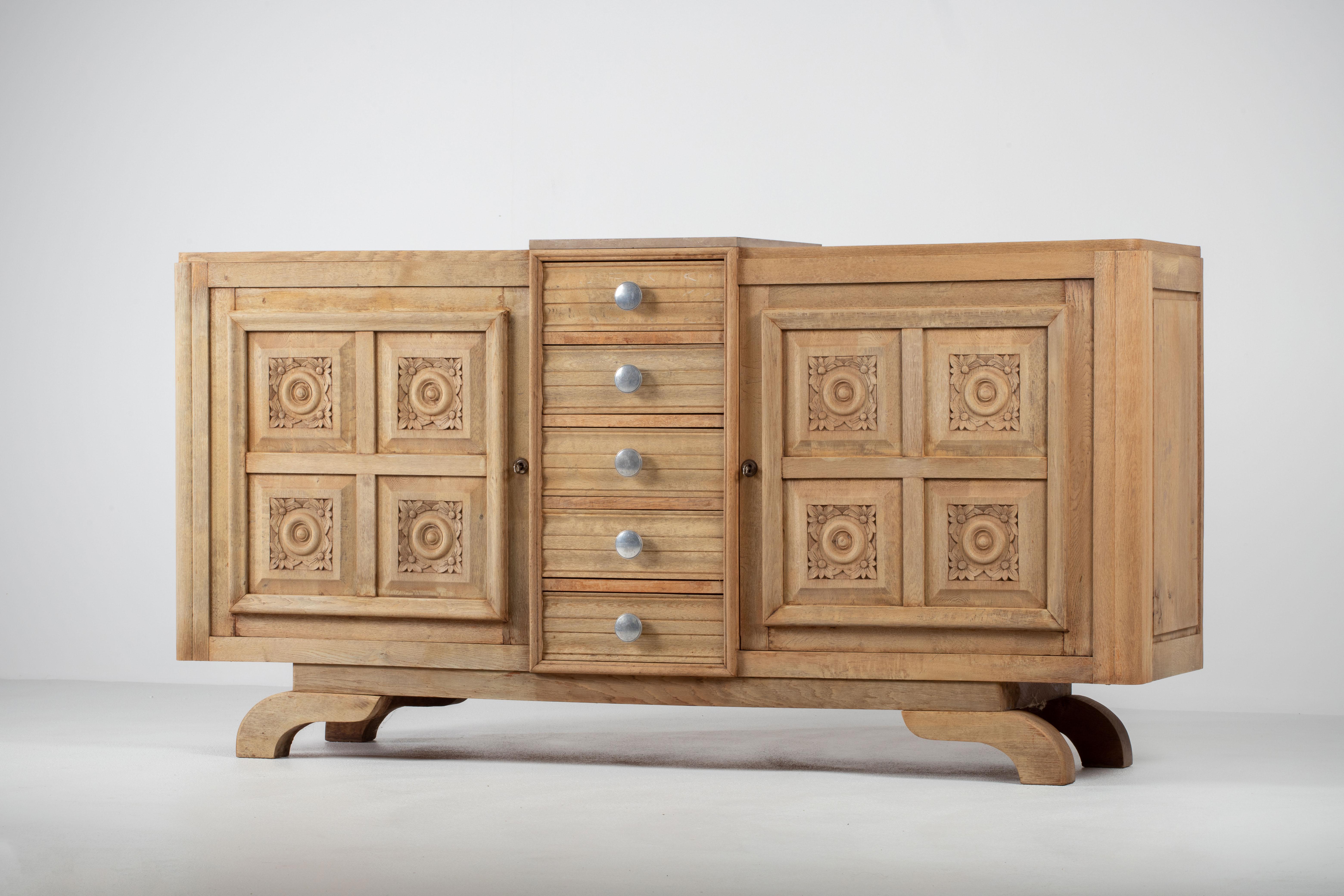 Grande credenza scultorea in rovere francese Art Deco, Francia in vendita 1