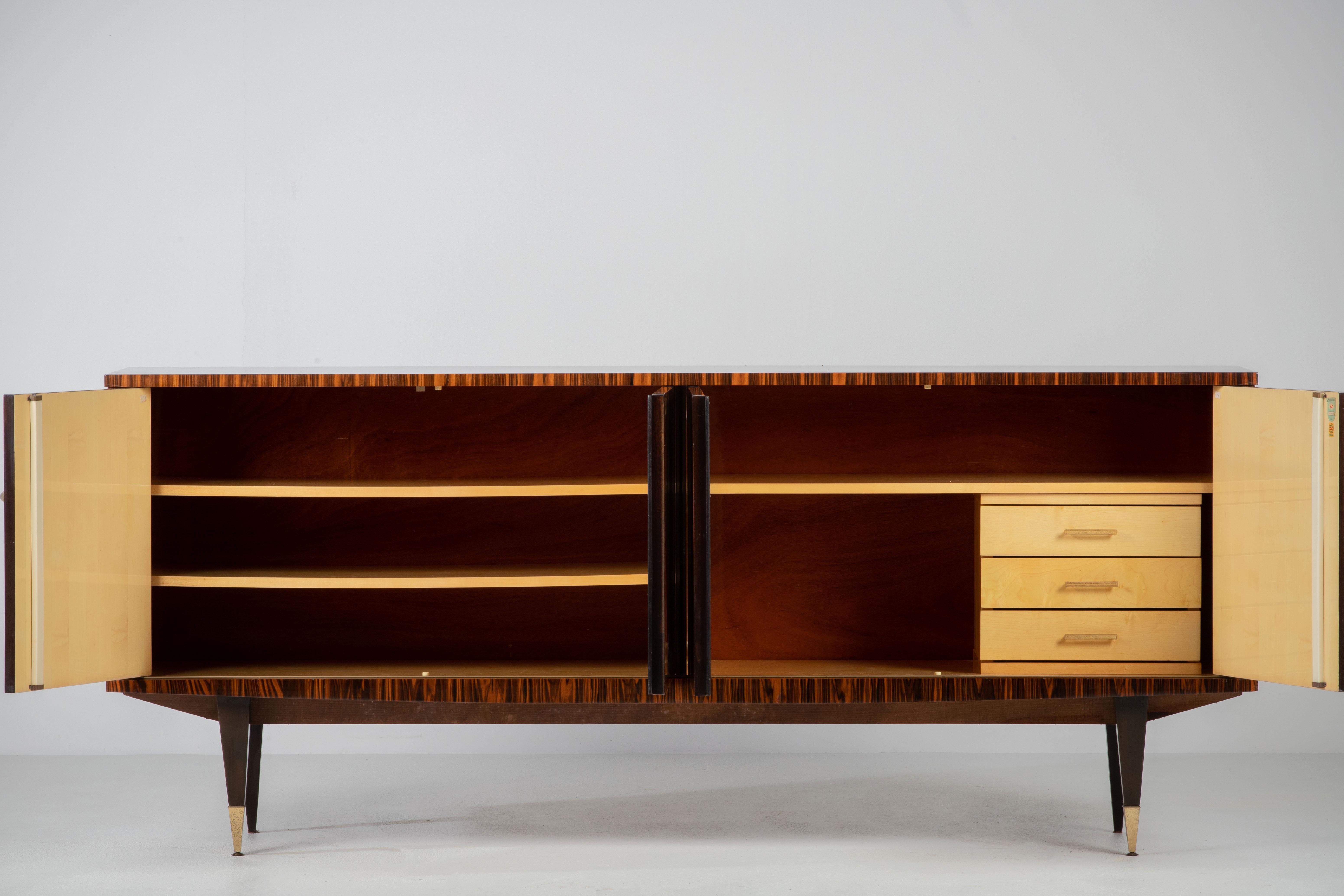 Francese Una composizione di calore grafico: credenza Art Deco francese in cocobolo, anni '40 in vendita