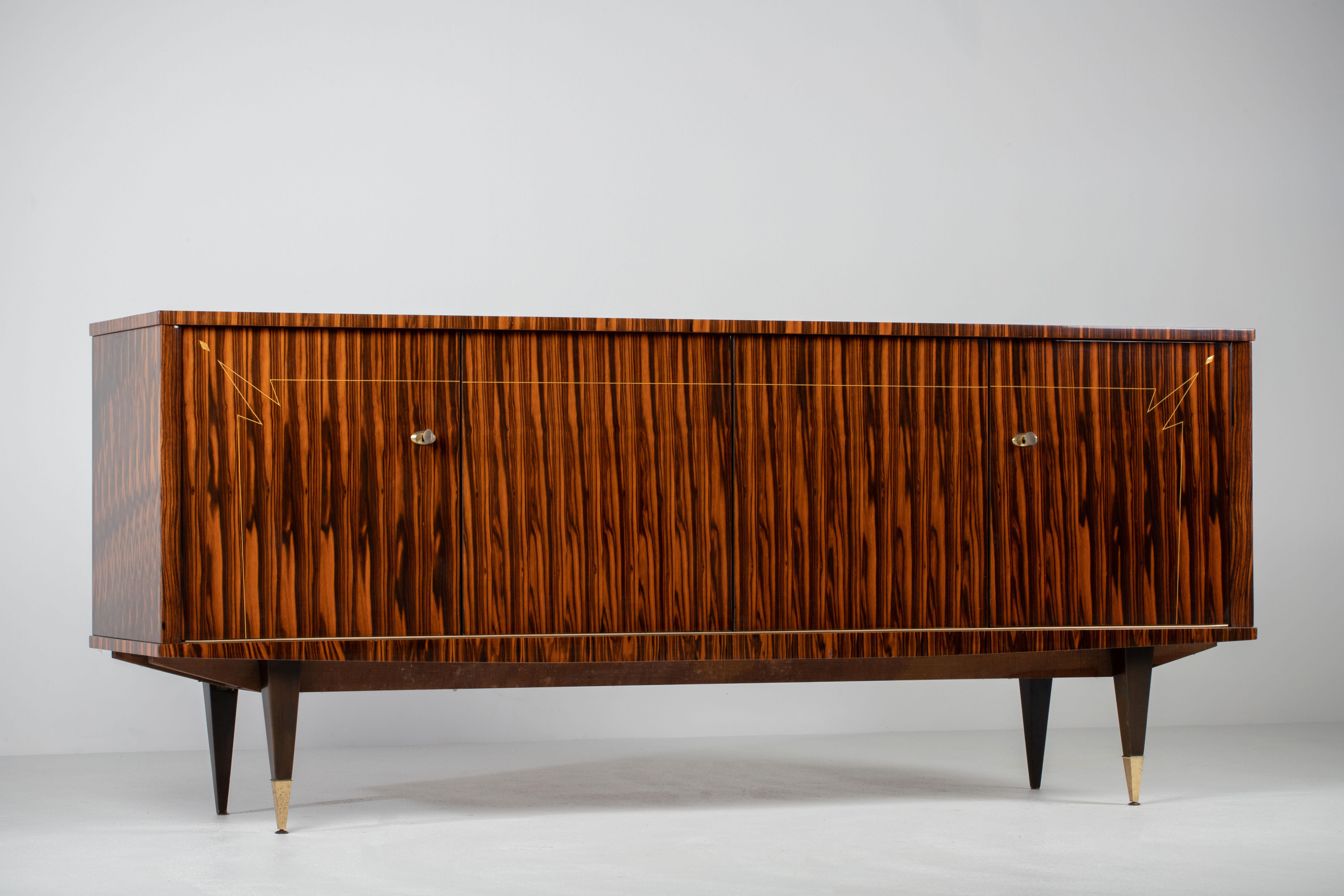 Metà XX secolo Una composizione di calore grafico: credenza Art Deco francese in cocobolo, anni '40 in vendita