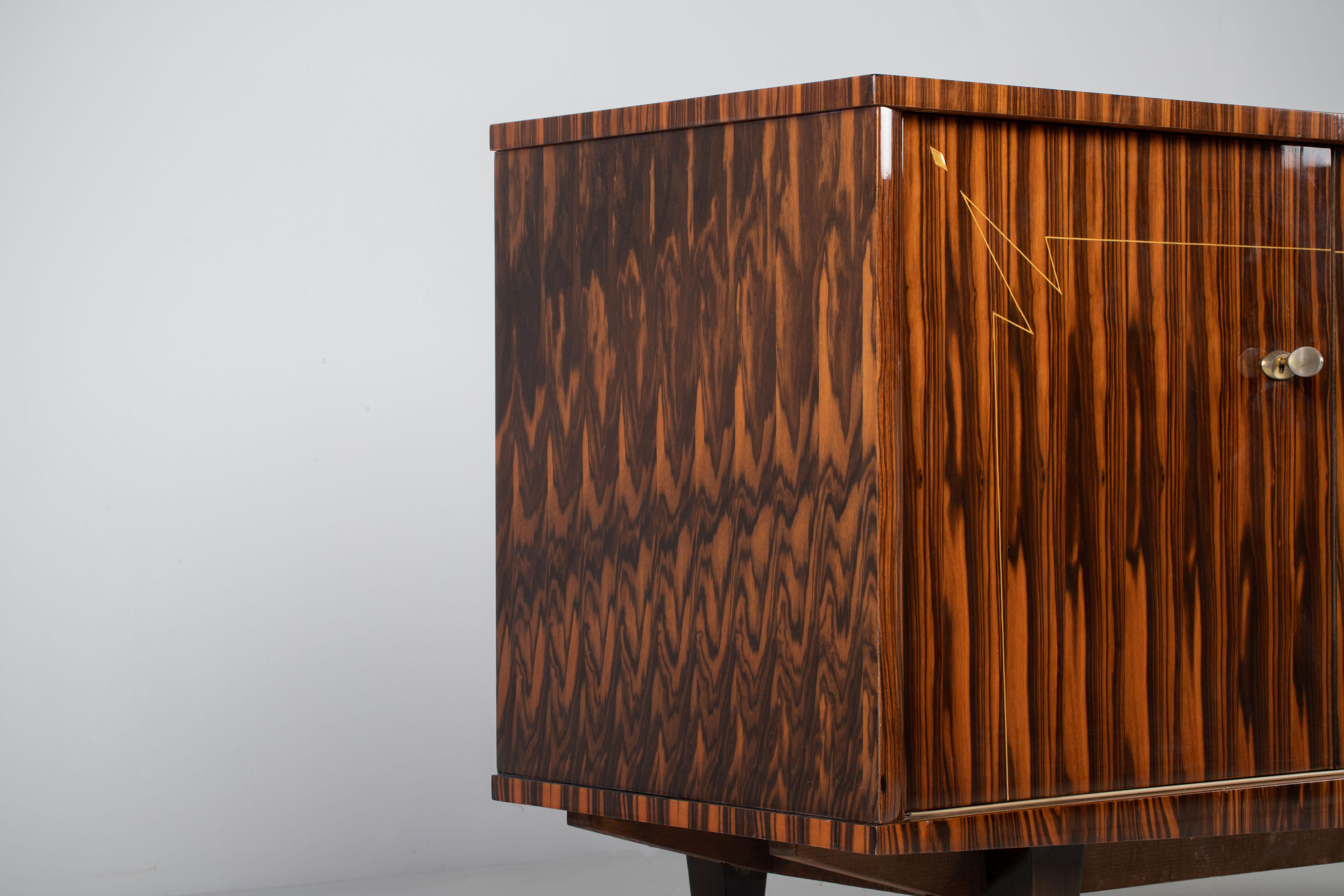Cocobolo Una composizione di calore grafico: credenza Art Deco francese in cocobolo, anni '40 in vendita