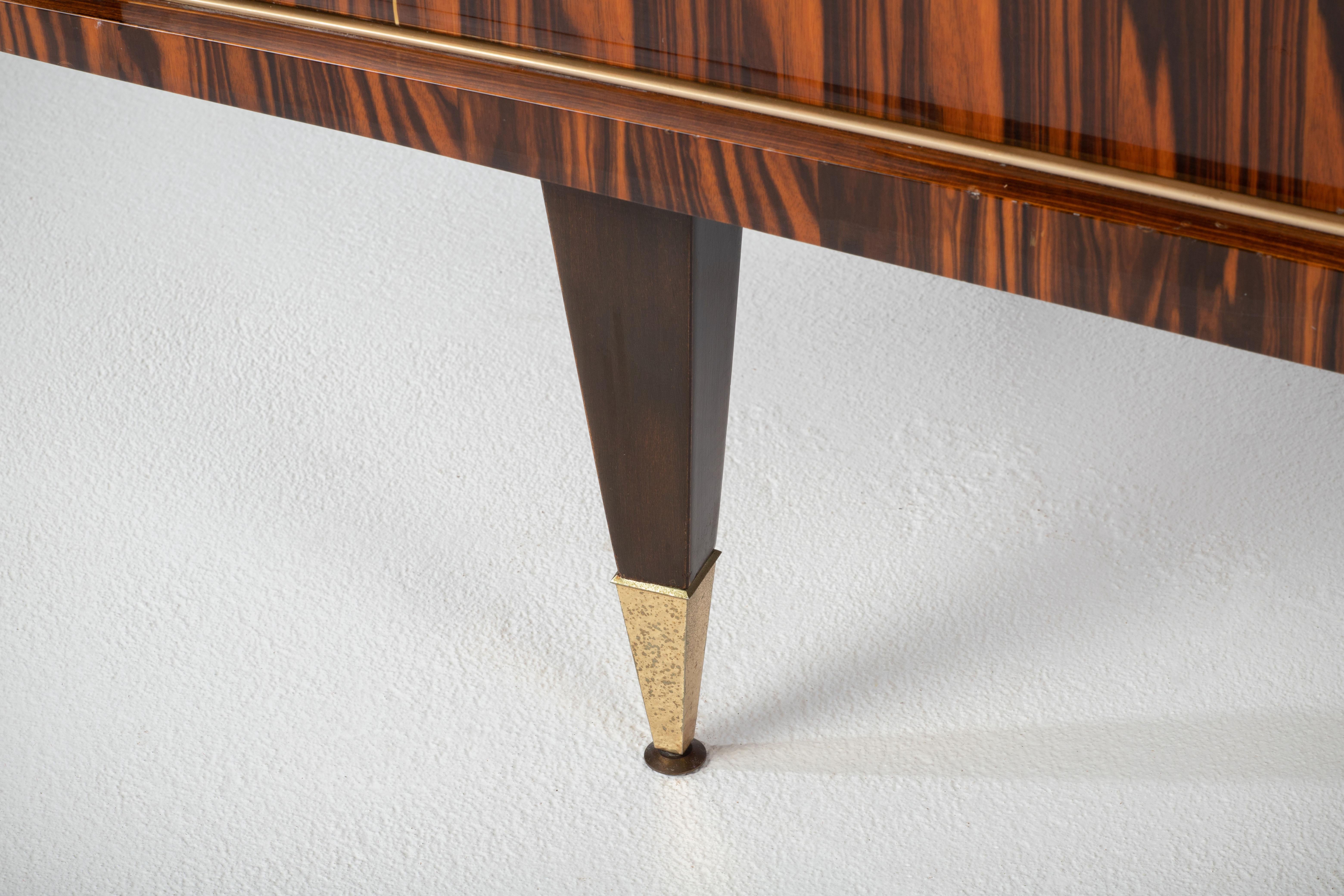 Una composizione di calore grafico: credenza Art Deco francese in cocobolo, anni '40 in vendita 5