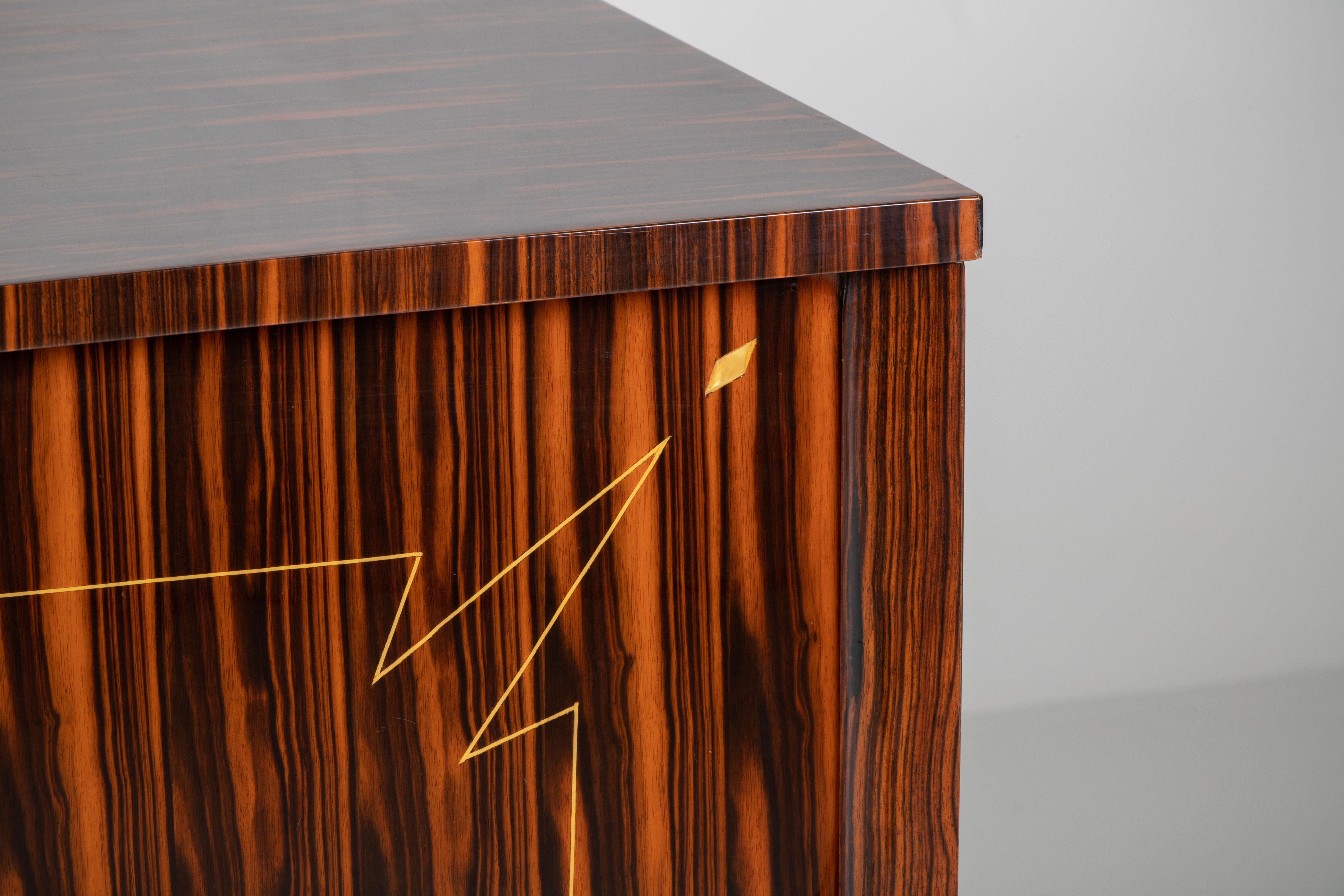 Una composizione di calore grafico: credenza Art Deco francese in cocobolo, anni '40 in vendita 2