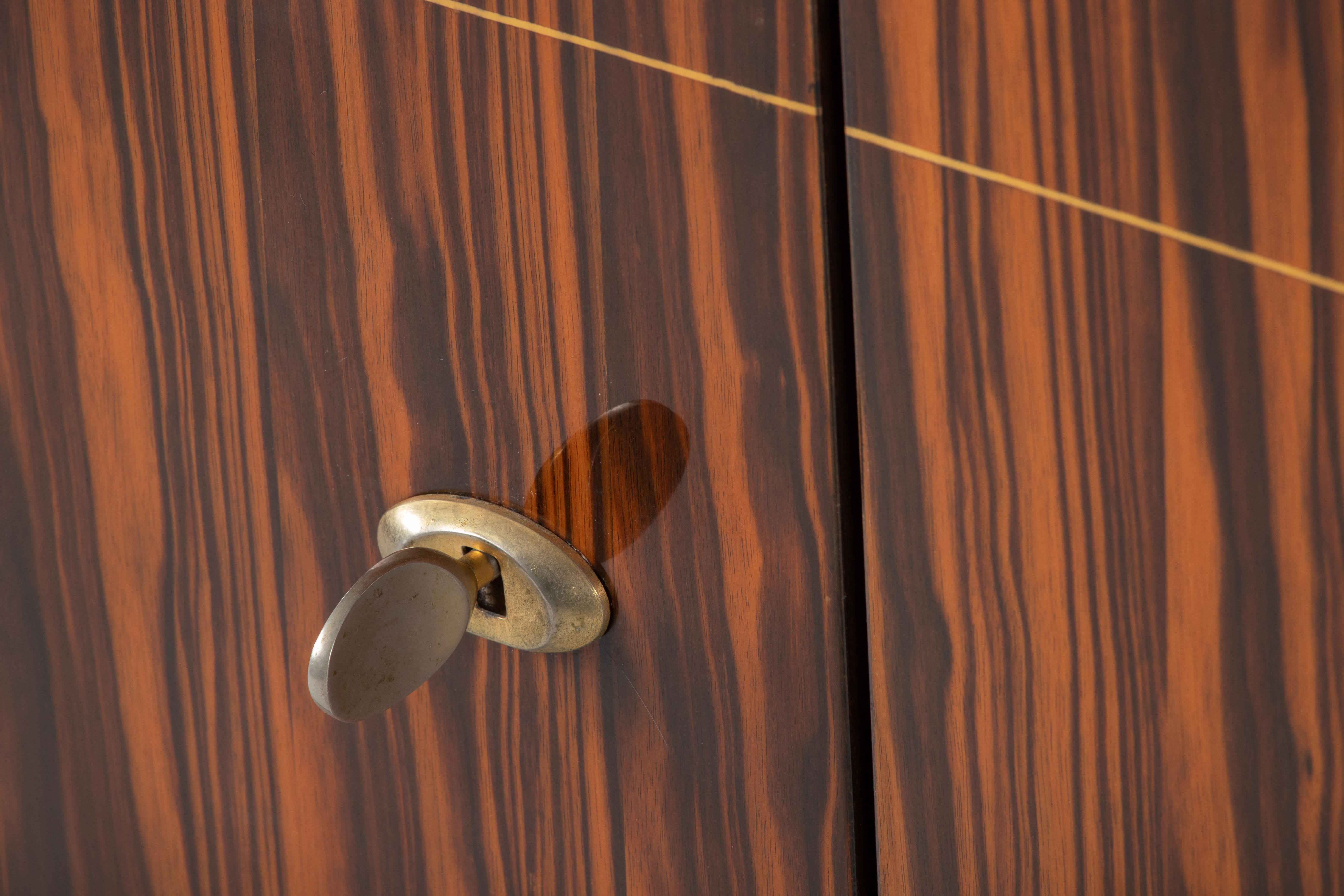 Una composizione di calore grafico: credenza Art Deco francese in cocobolo, anni '40 in vendita 4