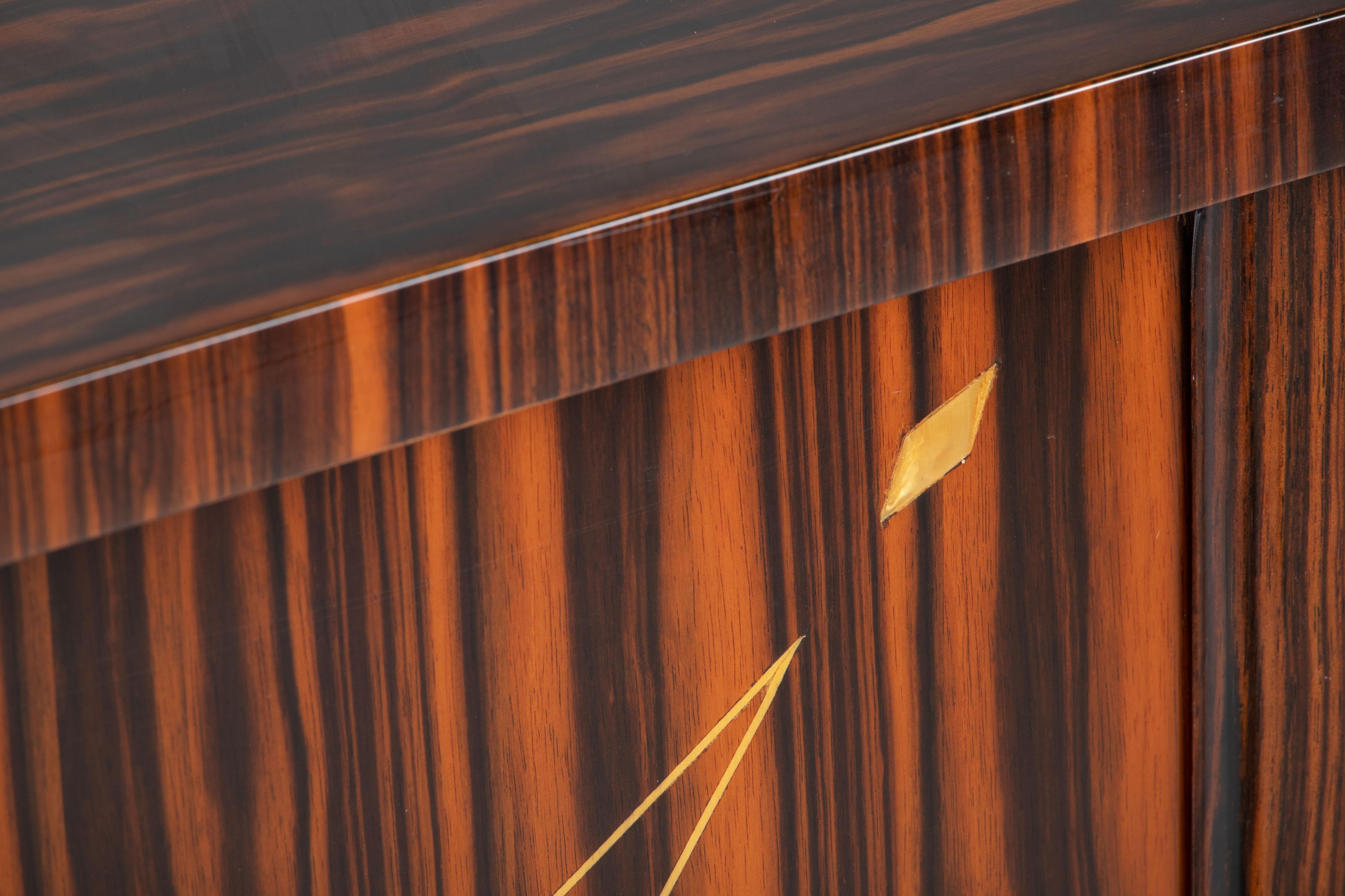 Una composizione di calore grafico: credenza Art Deco francese in cocobolo, anni '40 in vendita 3