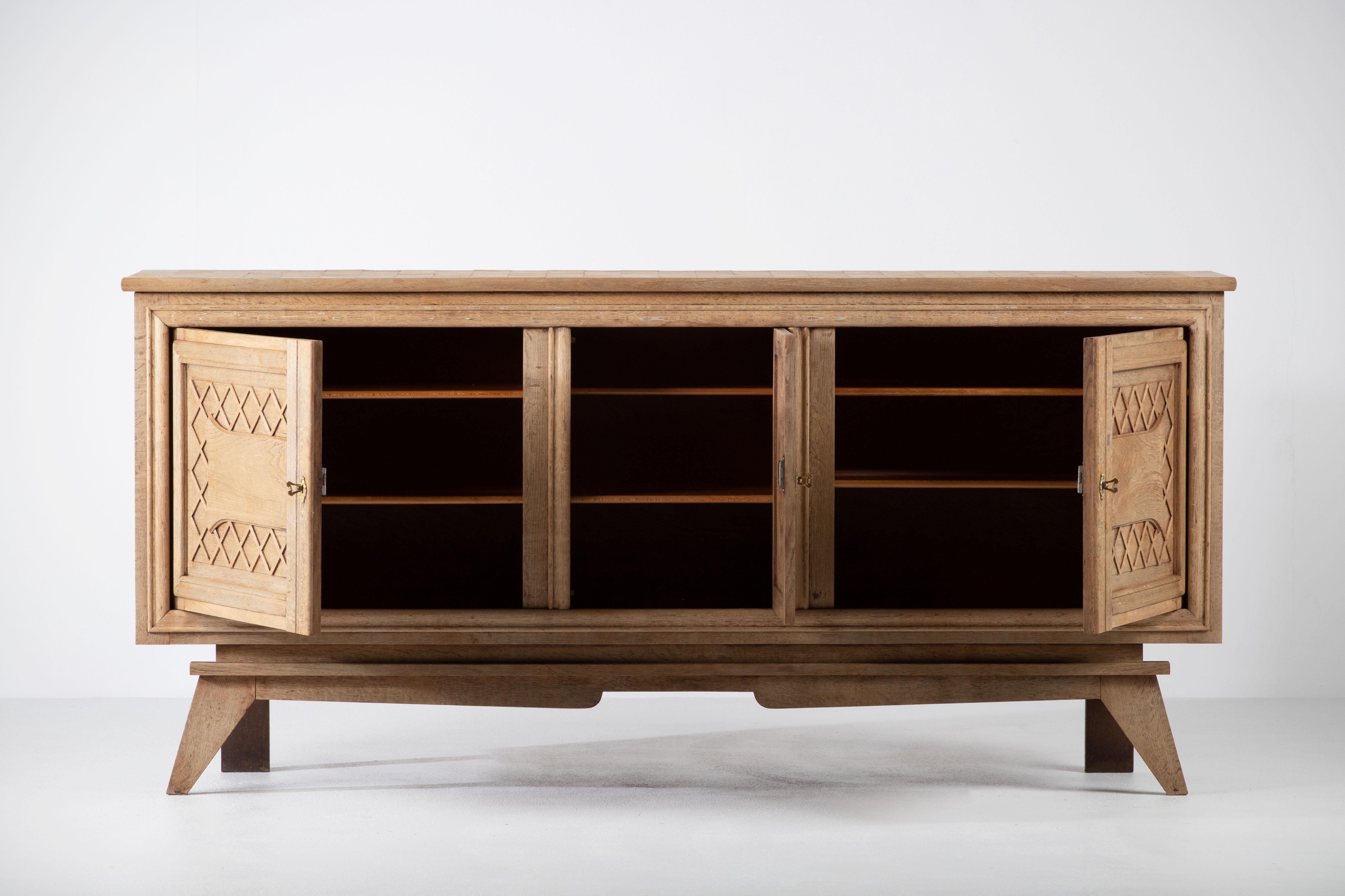 A Composition of Geometric Restraint: French Buffet with Lattice Carvings In Good Condition For Sale In Kaštel Sućurac, Splitsko-dalmatinska županija