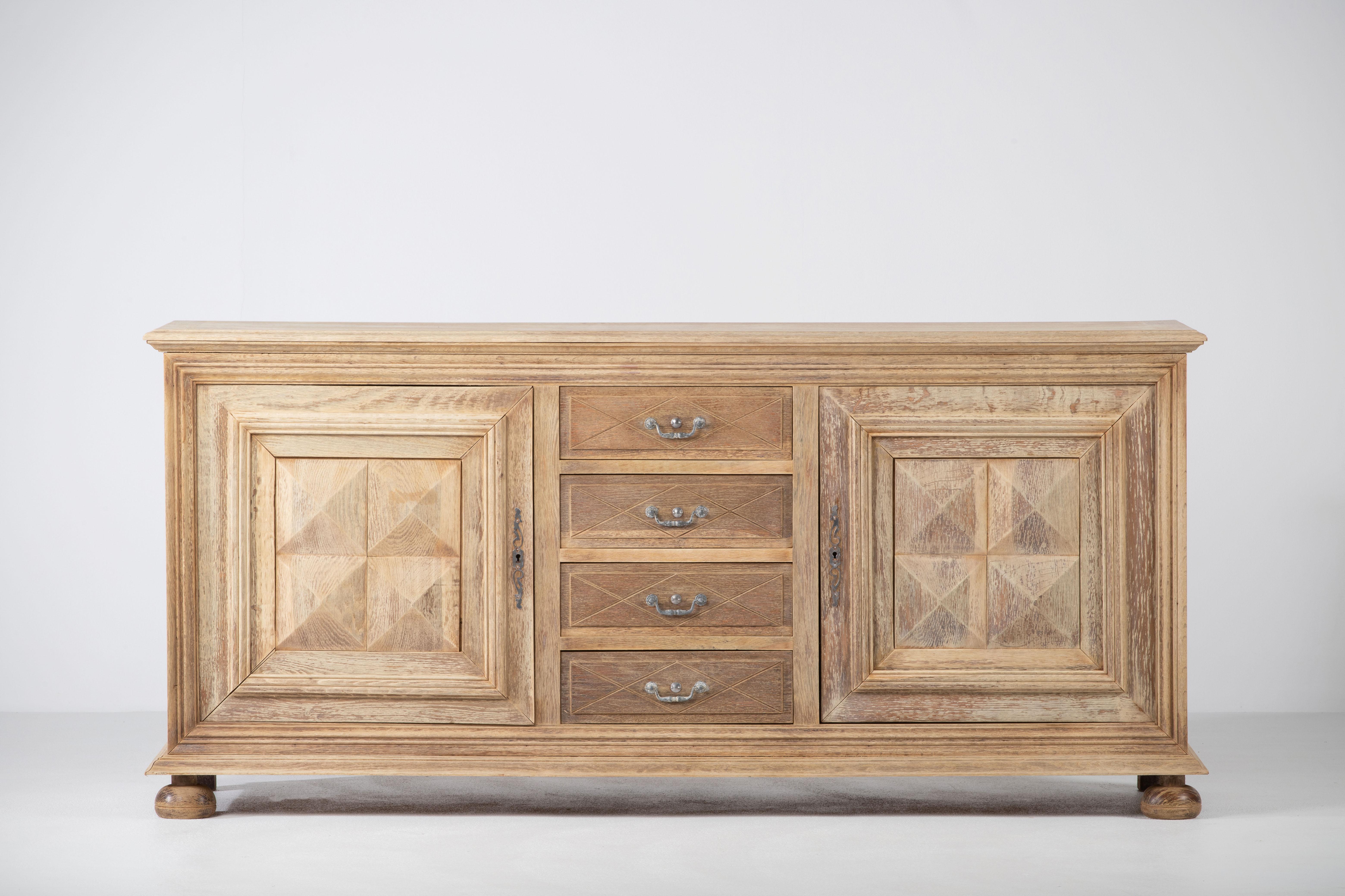 Art Déco Credenza in Oak massiccio con dettagli grafici, Francia in vendita