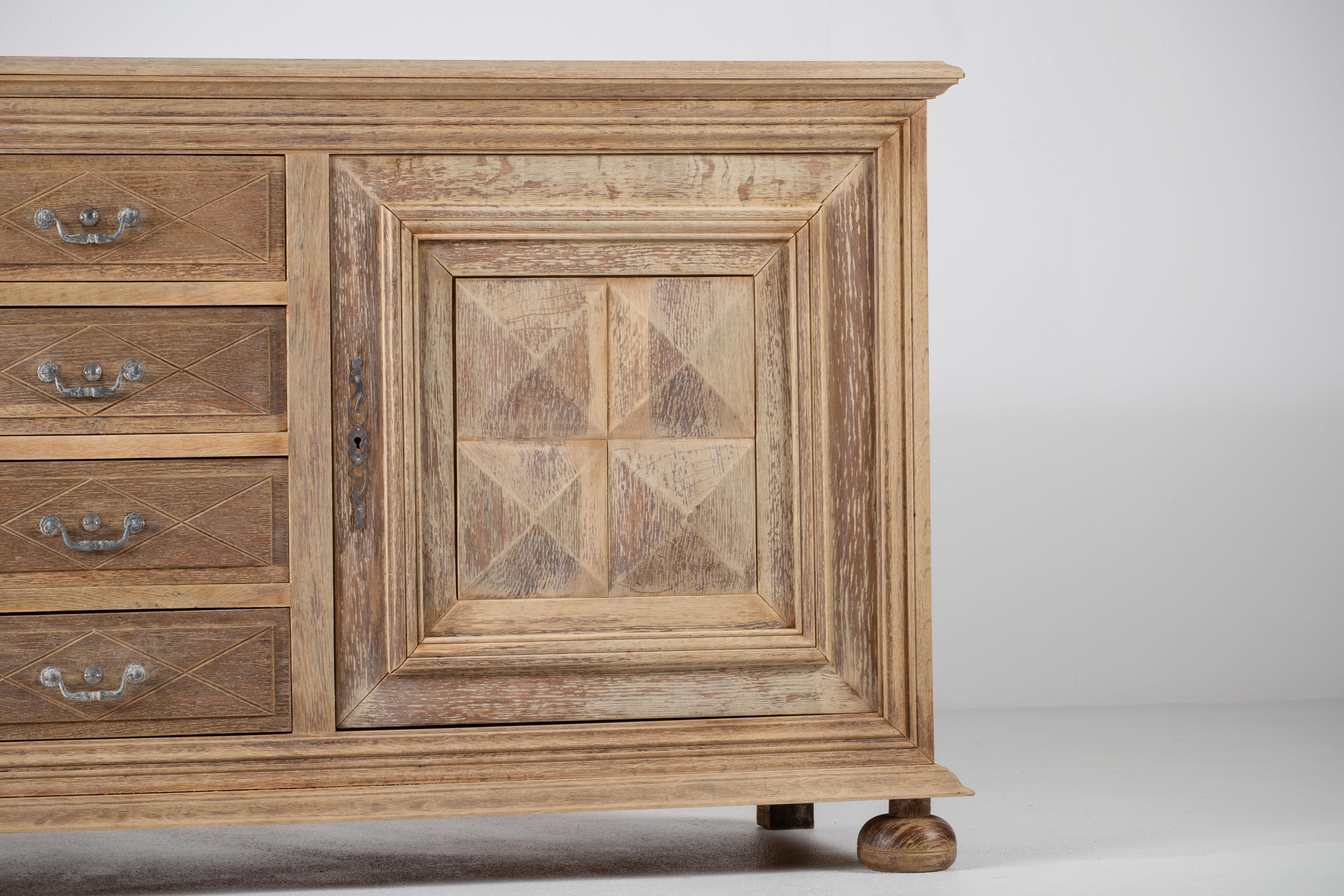 Quercia Credenza in Oak massiccio con dettagli grafici, Francia in vendita