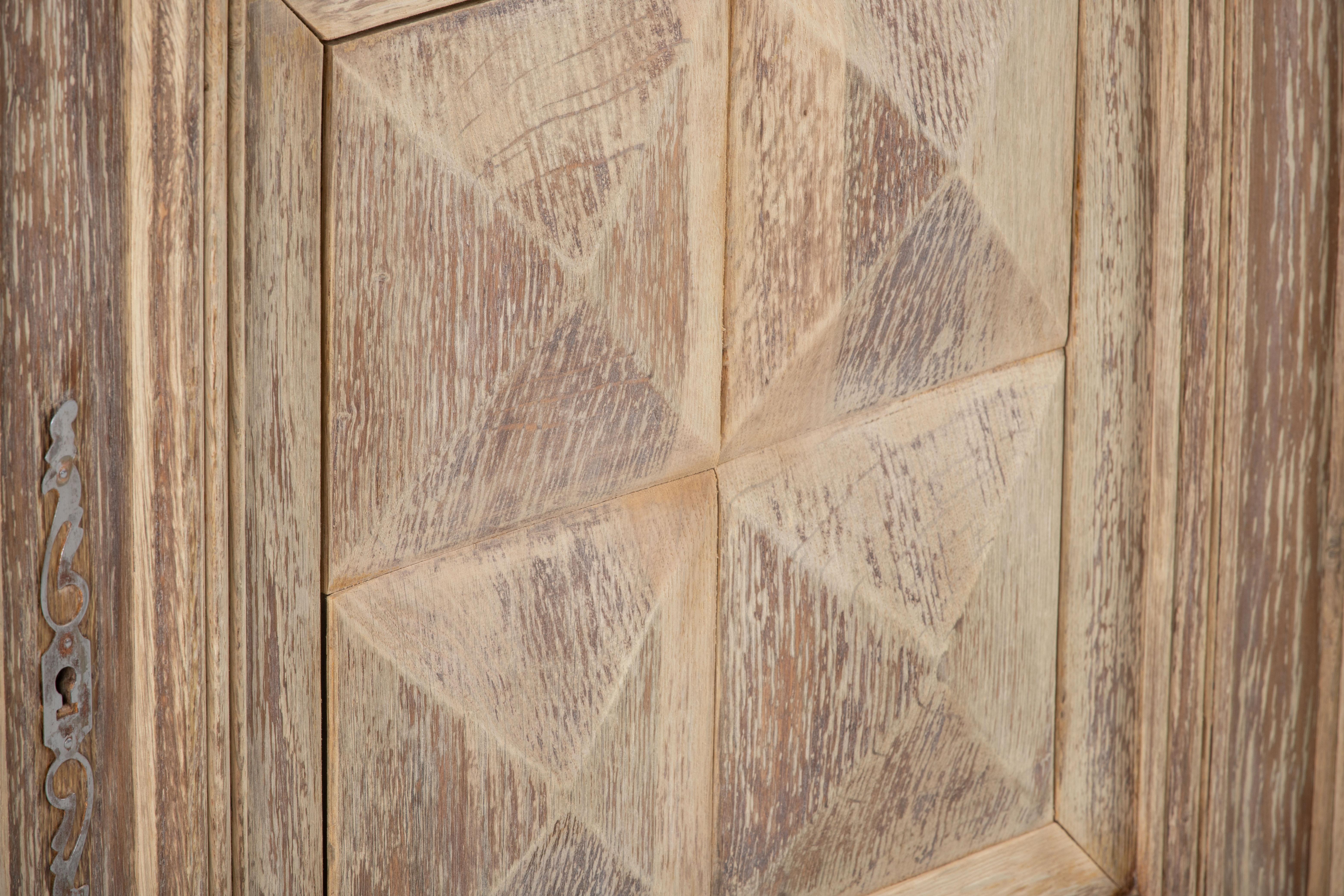 Metà XX secolo Credenza in Oak massiccio con dettagli grafici, Francia in vendita