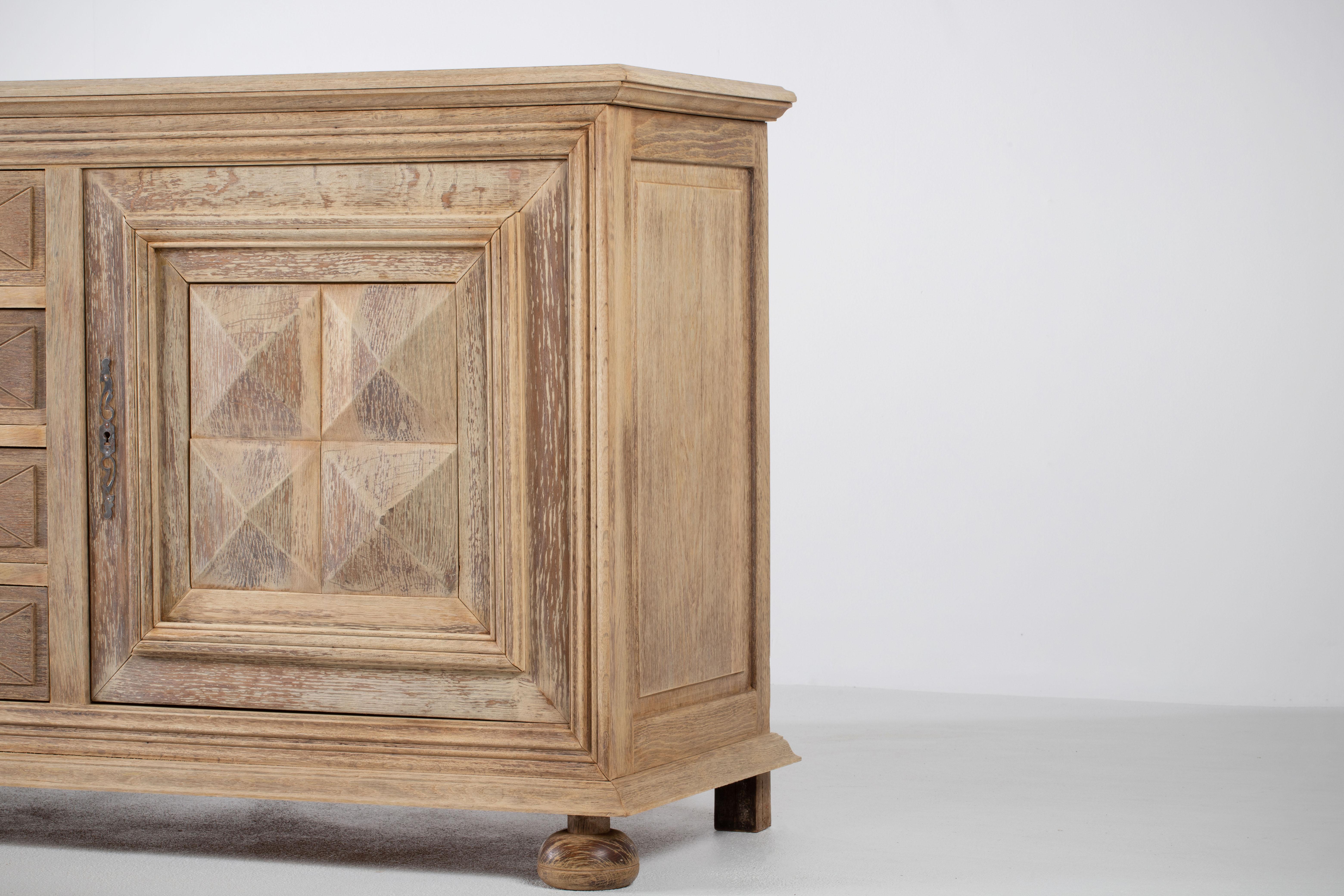 Credenza in Oak massiccio con dettagli grafici, Francia in vendita 4