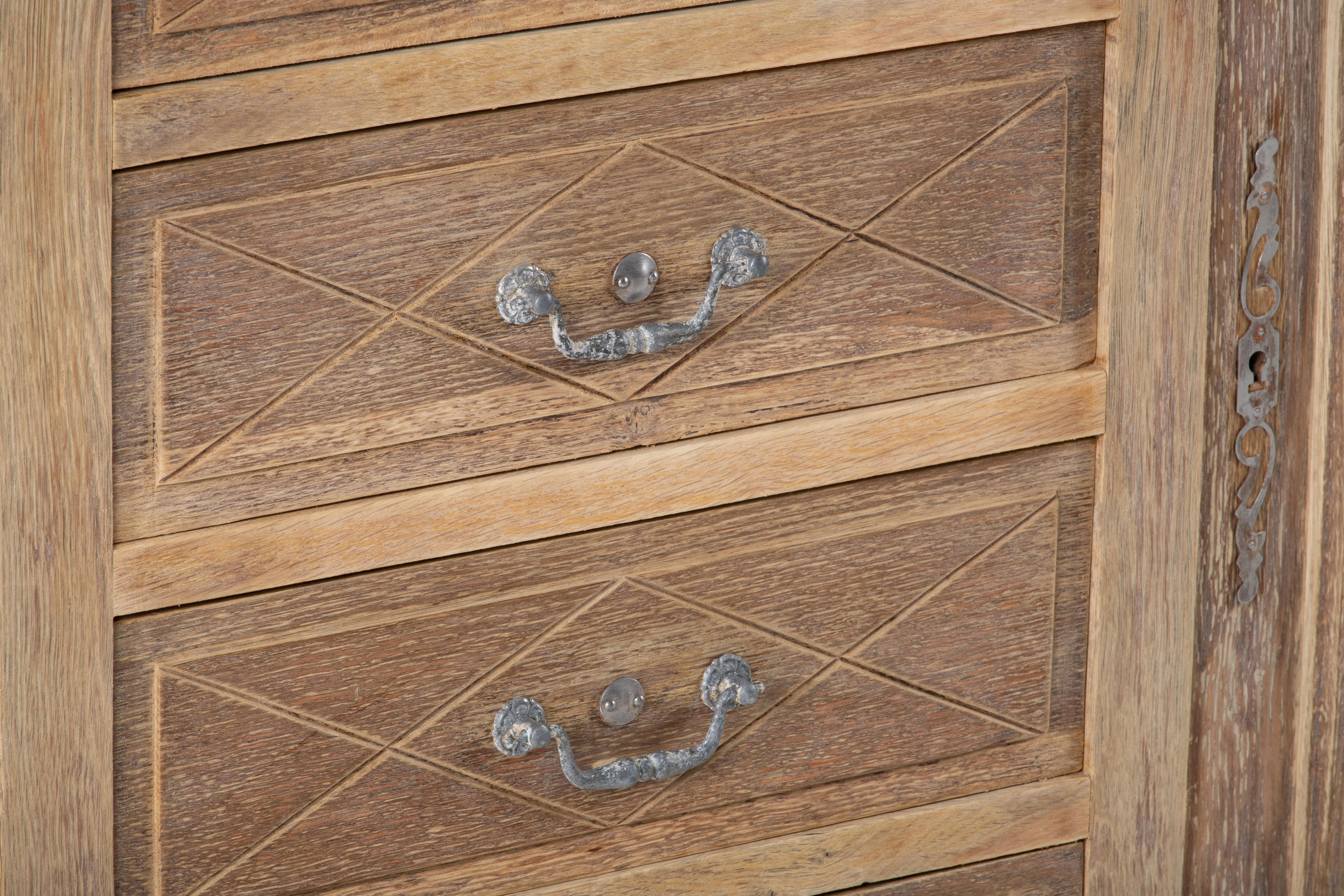 Credenza in Oak massiccio con dettagli grafici, Francia in vendita 1