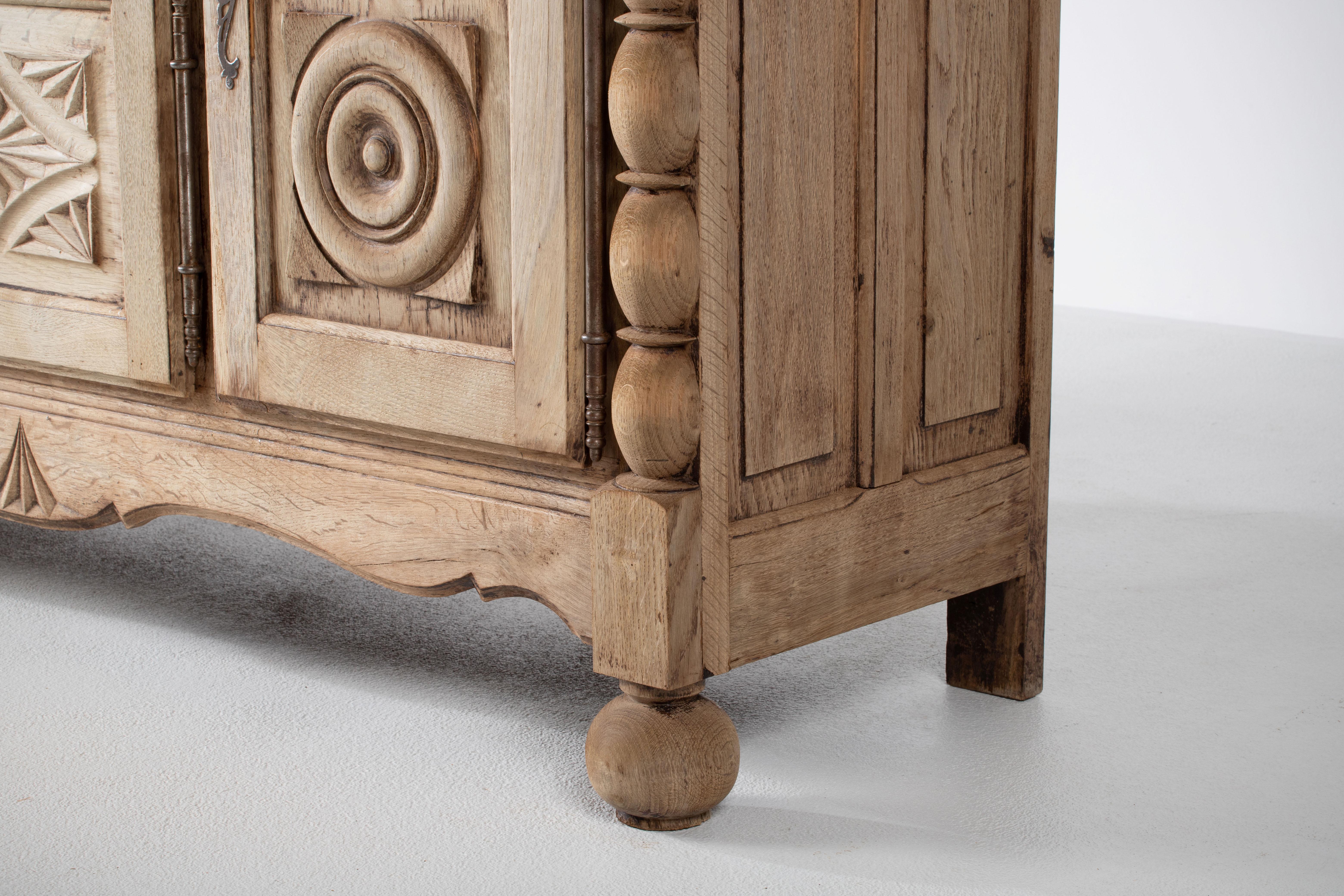 Natürlich  Massive Eichen-Credenza, Frankreich, 1940er Jahre (Mitte des 20. Jahrhunderts) im Angebot
