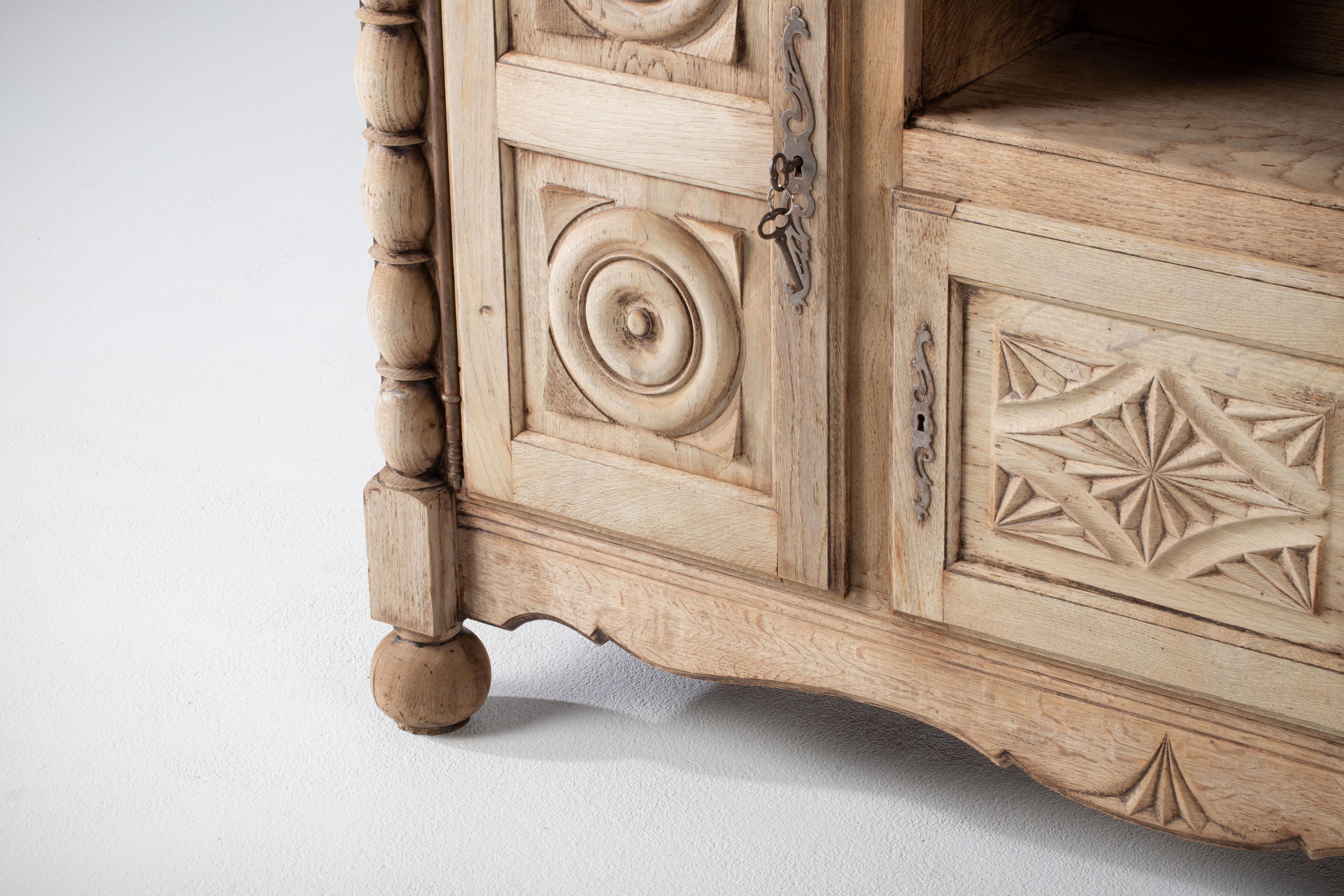 Natürlich  Massive Eichen-Credenza, Frankreich, 1940er Jahre im Angebot 1