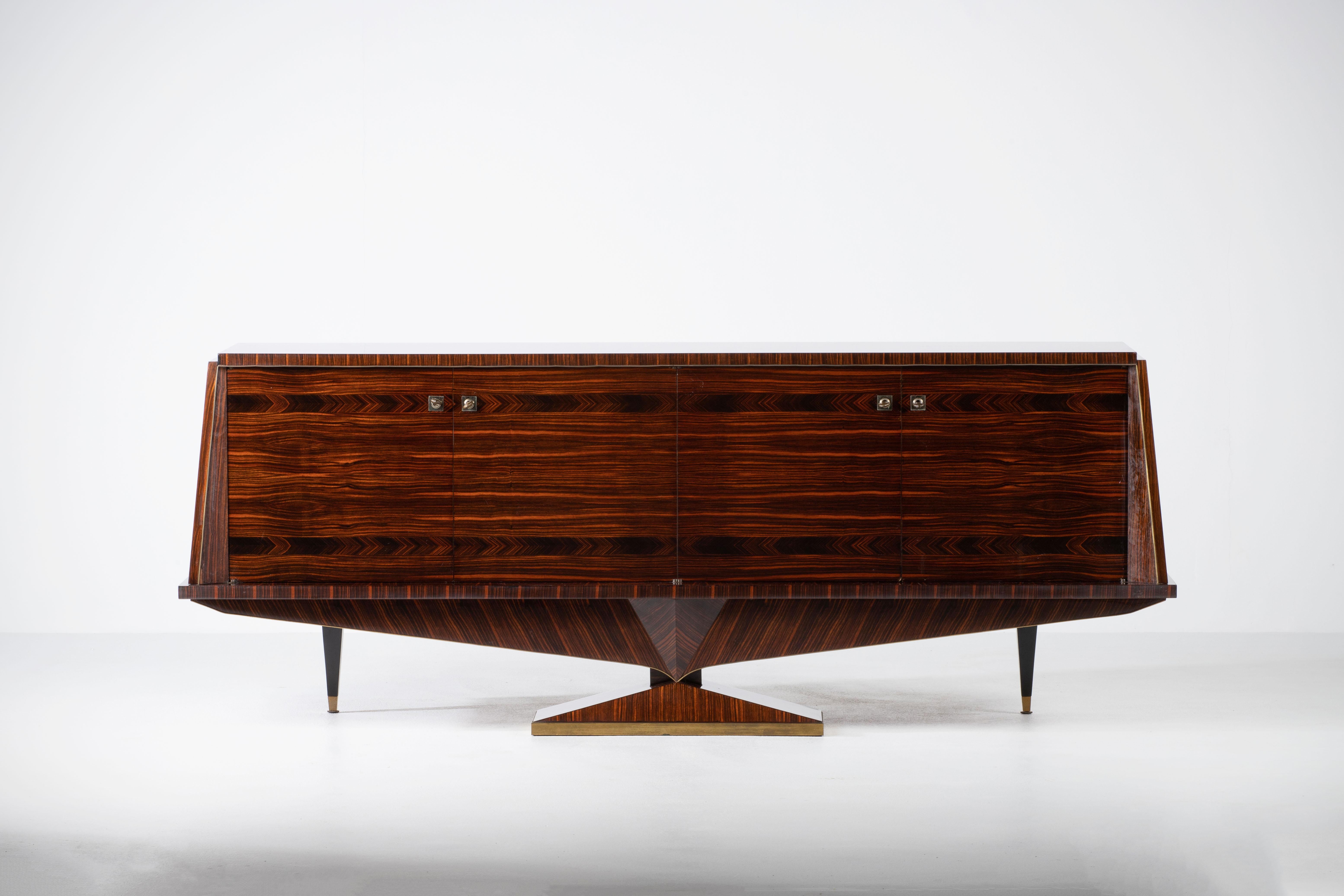 Questa credenza francese è uno studio di disciplinata eleganza e rivela un linguaggio di chiarezza lineare e compostezza architettonica. Realizzato in Francia negli anni '60, riflette la tranquilla convergenza tra l'austerità dell'Art Déco e la