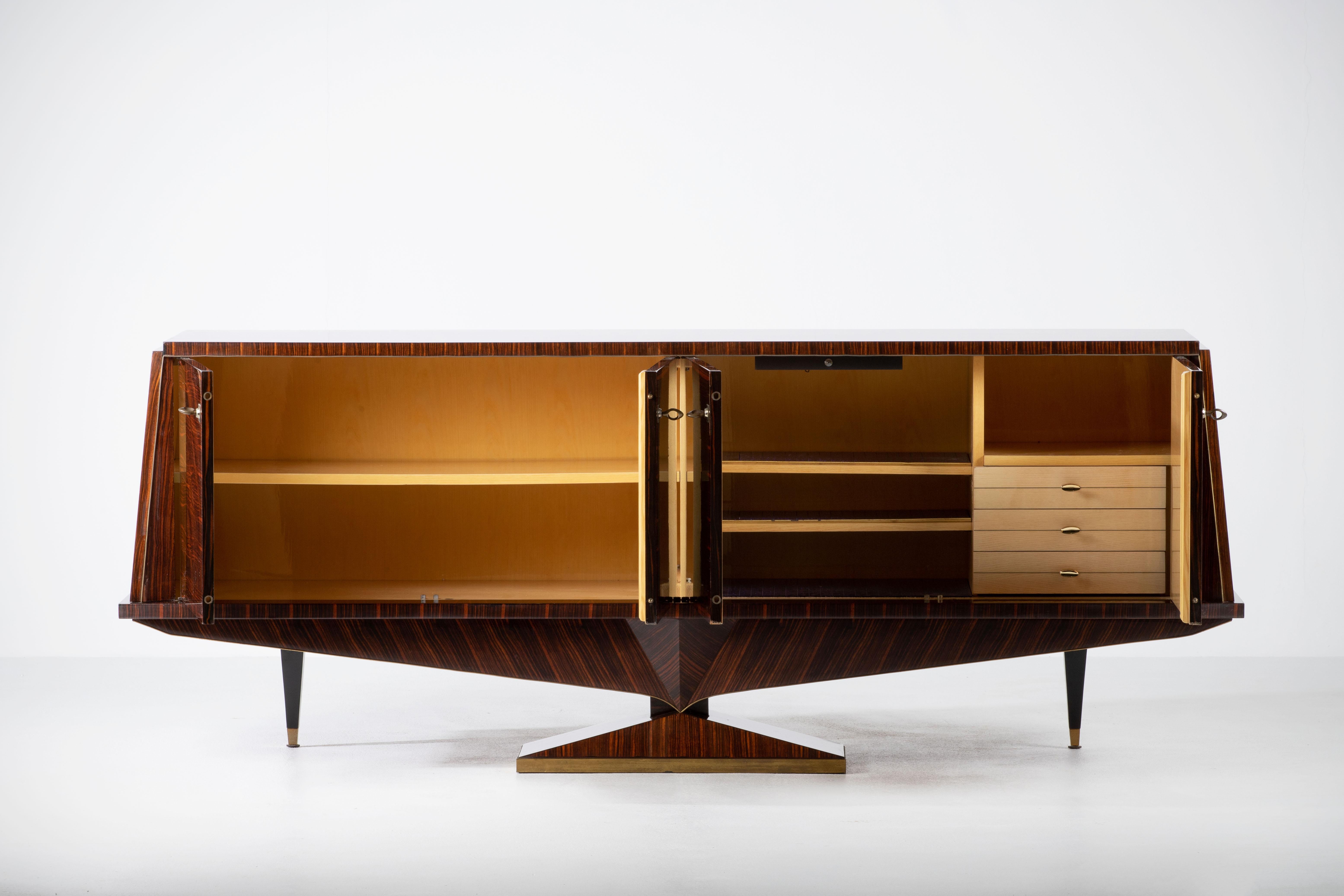 Art Déco Una composizione di riserva scultorea: Credenza in cocobolo francese con base a diamante in vendita