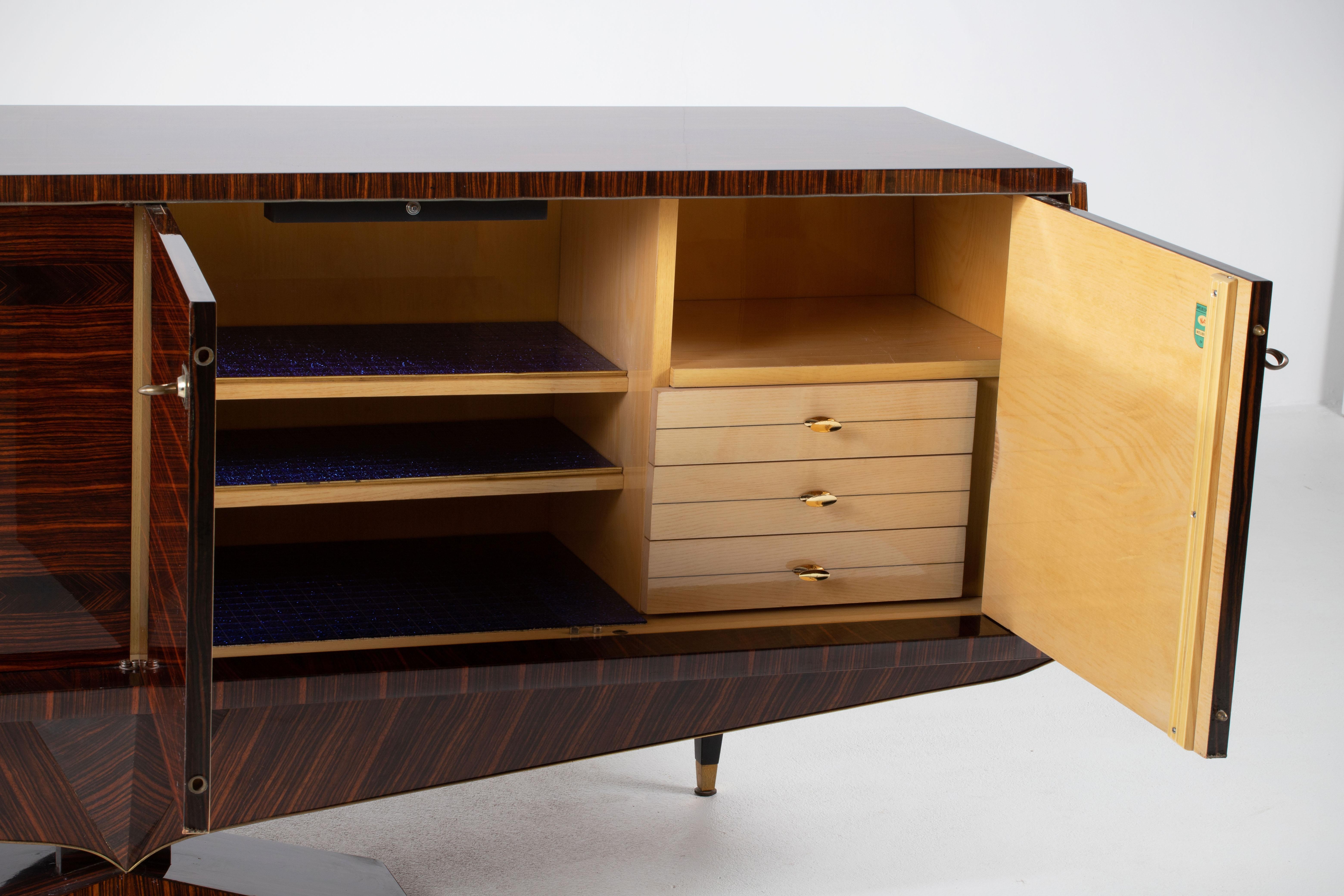 Francese Una composizione di riserva scultorea: Credenza in cocobolo francese con base a diamante in vendita
