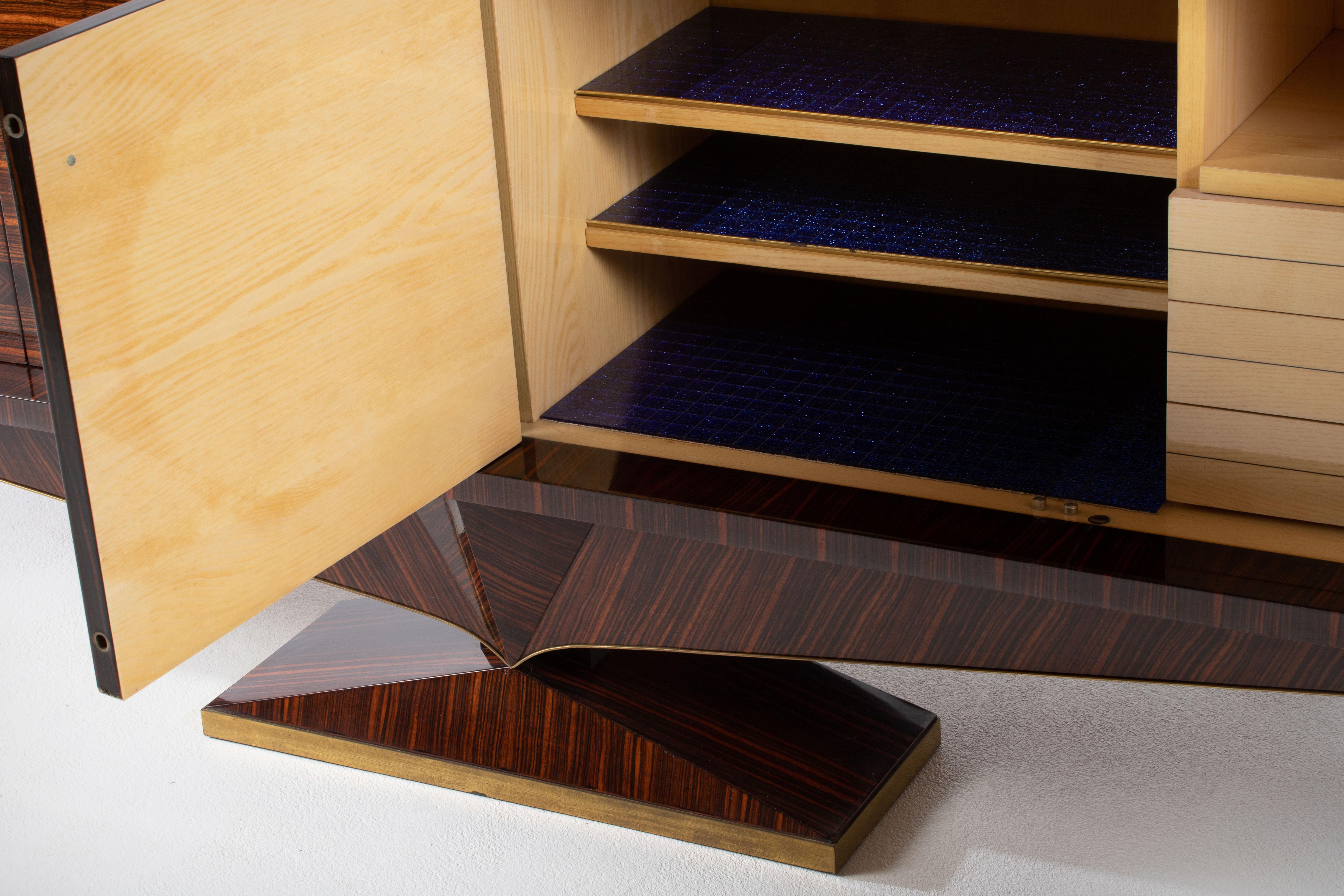 Ottone Una composizione di riserva scultorea: Credenza in cocobolo francese con base a diamante in vendita