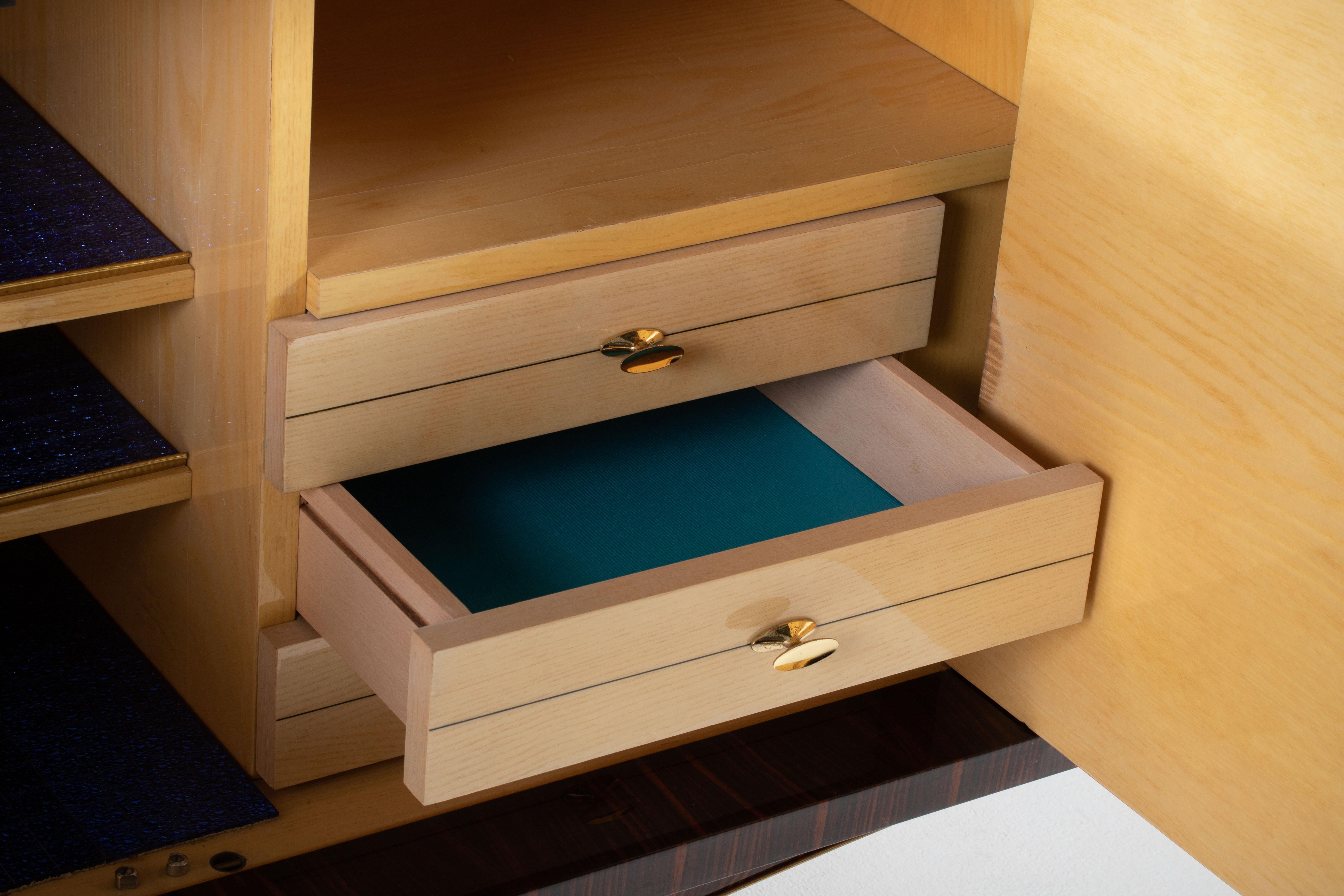 Metà XX secolo Una composizione di riserva scultorea: Credenza in cocobolo francese con base a diamante in vendita