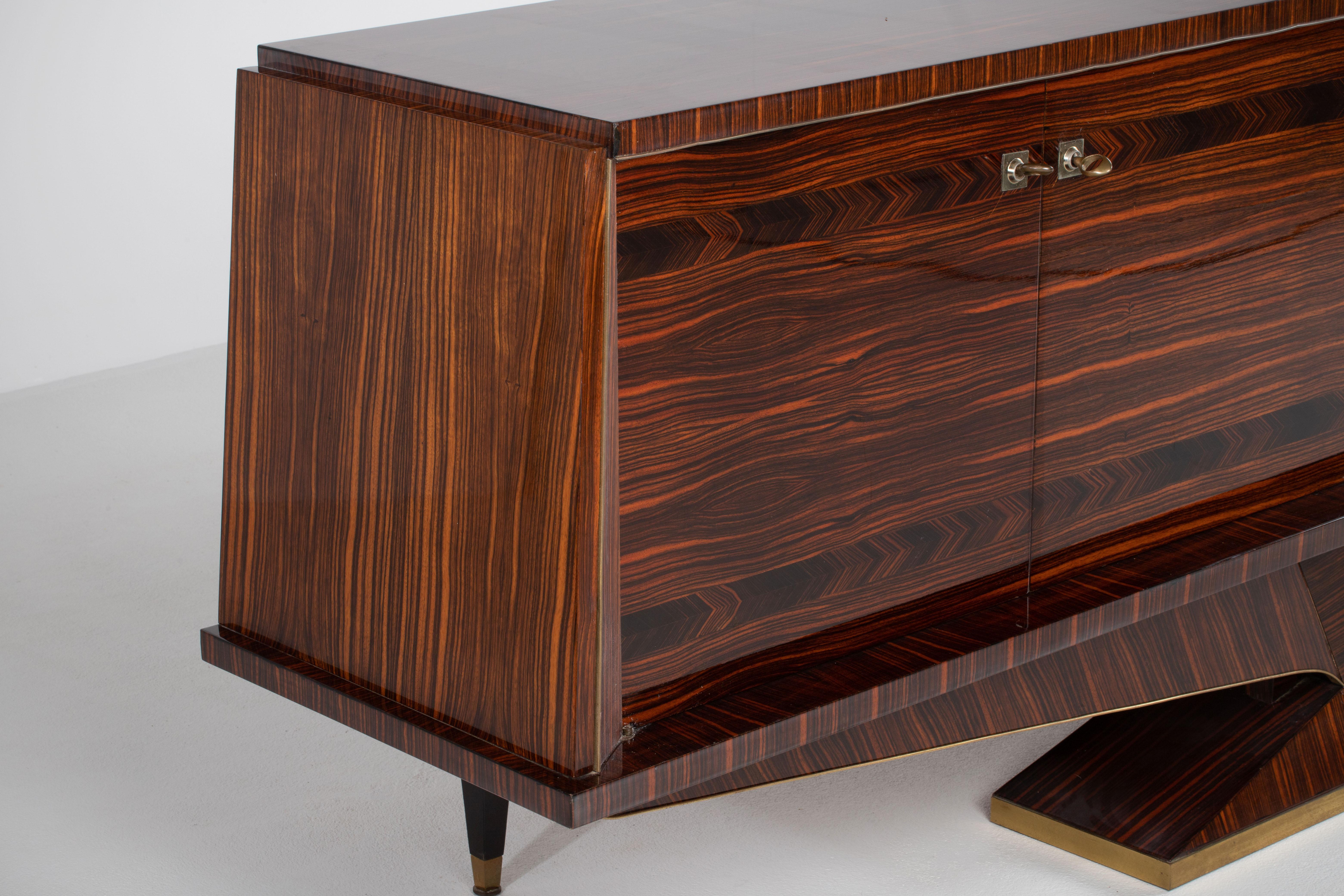 Una composizione di riserva scultorea: Credenza in cocobolo francese con base a diamante in vendita 5