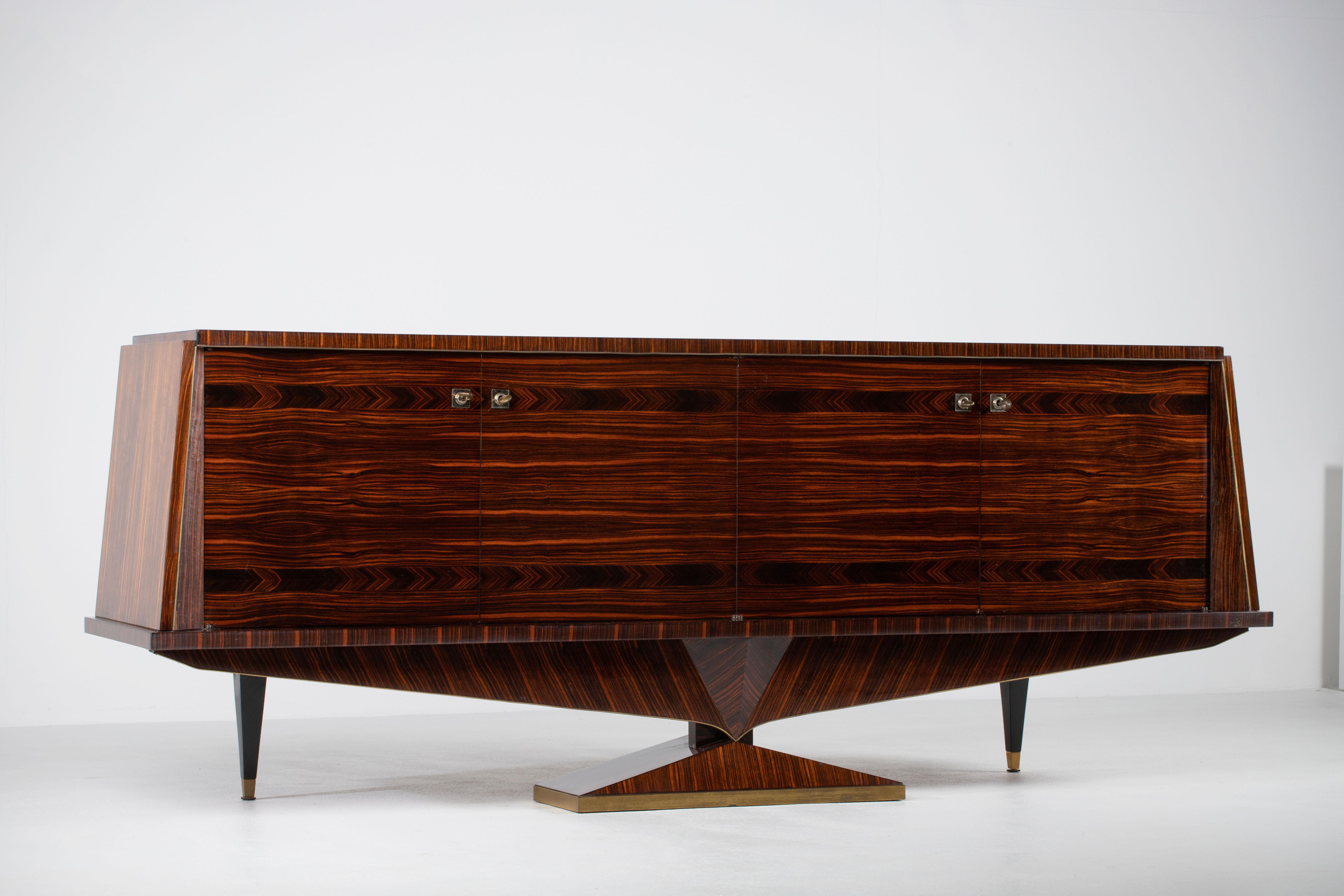 Una composizione di riserva scultorea: Credenza in cocobolo francese con base a diamante in vendita 1