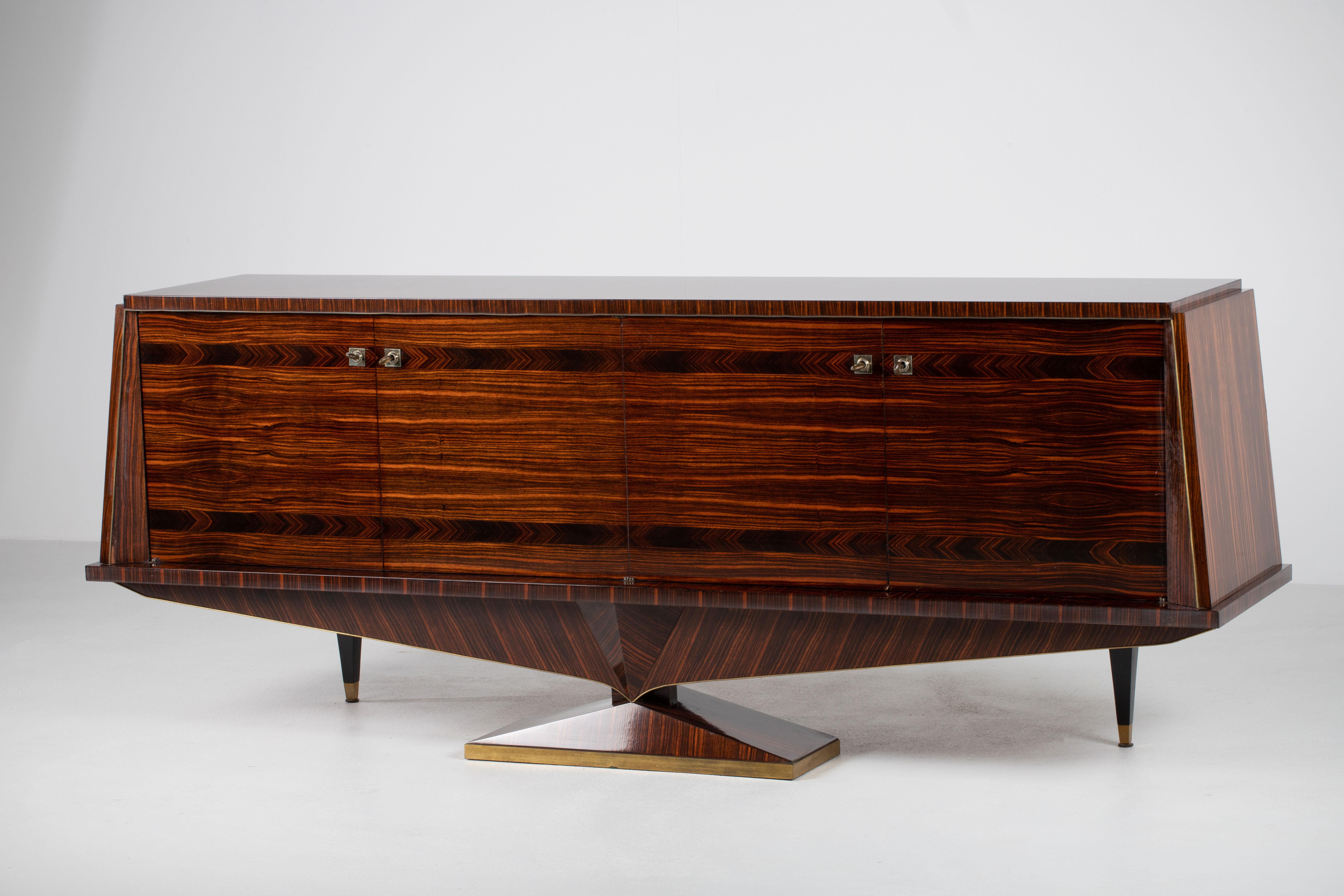 Una composizione di riserva scultorea: Credenza in cocobolo francese con base a diamante in vendita 2