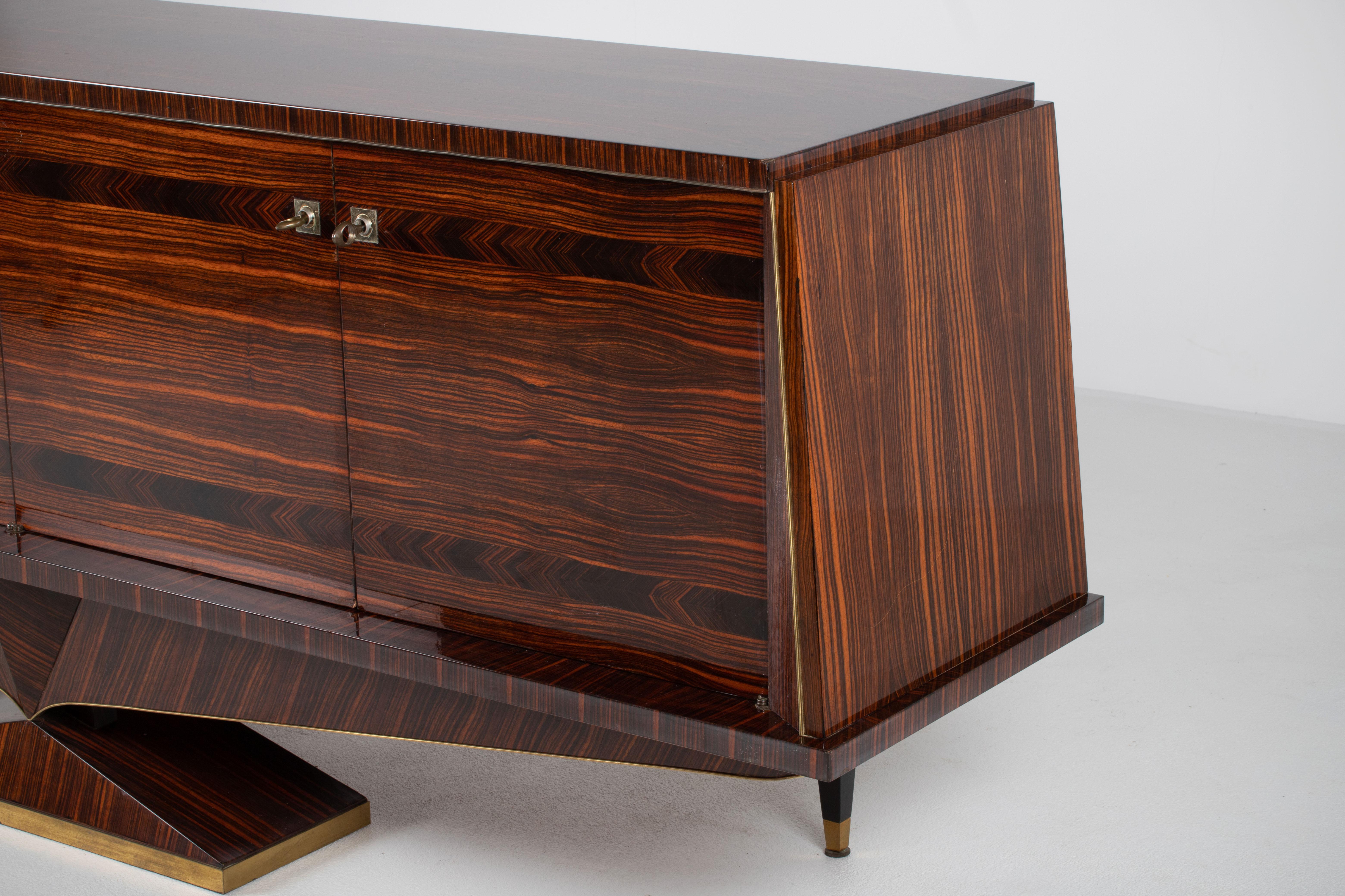 Una composizione di riserva scultorea: Credenza in cocobolo francese con base a diamante in vendita 4