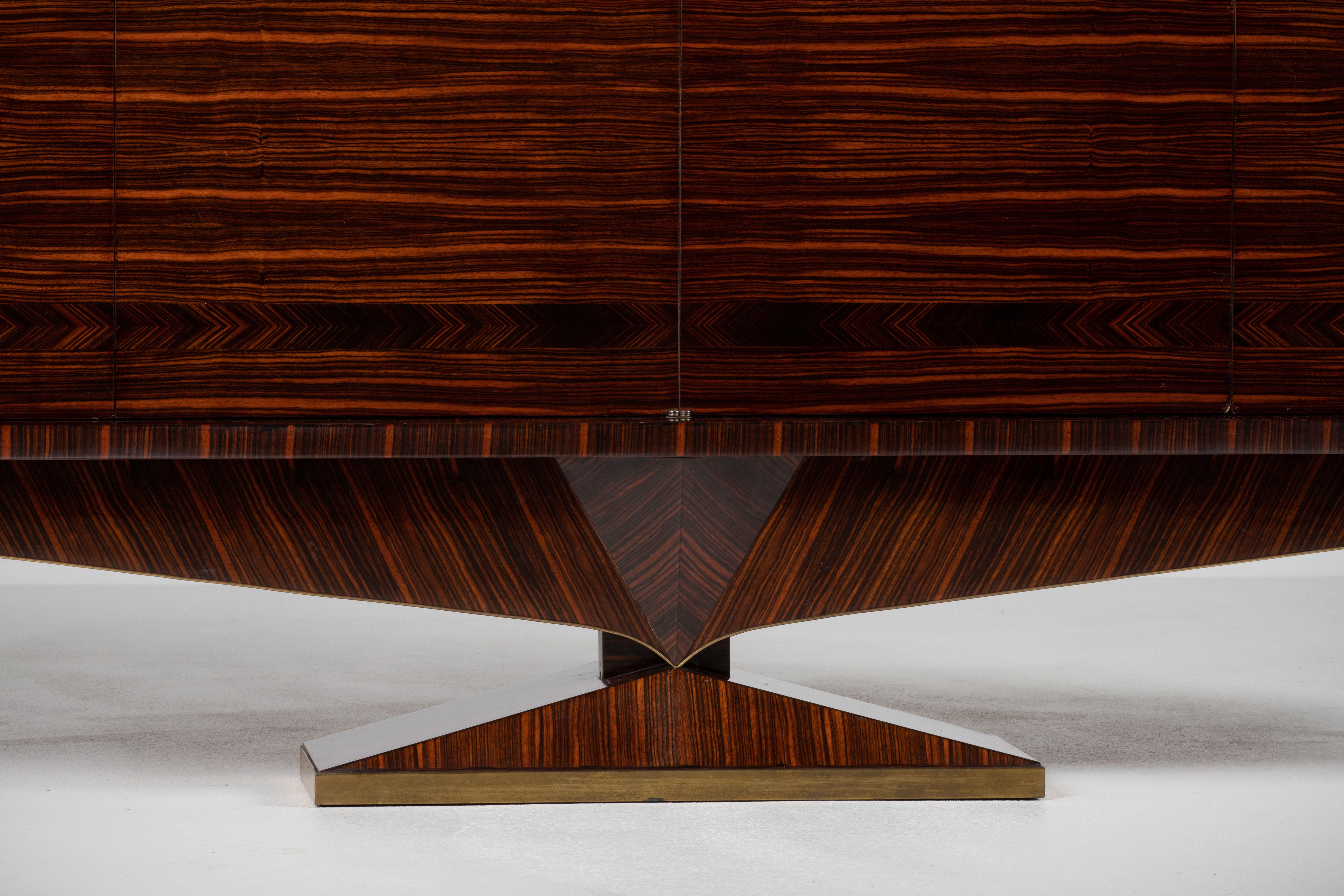 Una composizione di riserva scultorea: Credenza in cocobolo francese con base a diamante in vendita 6
