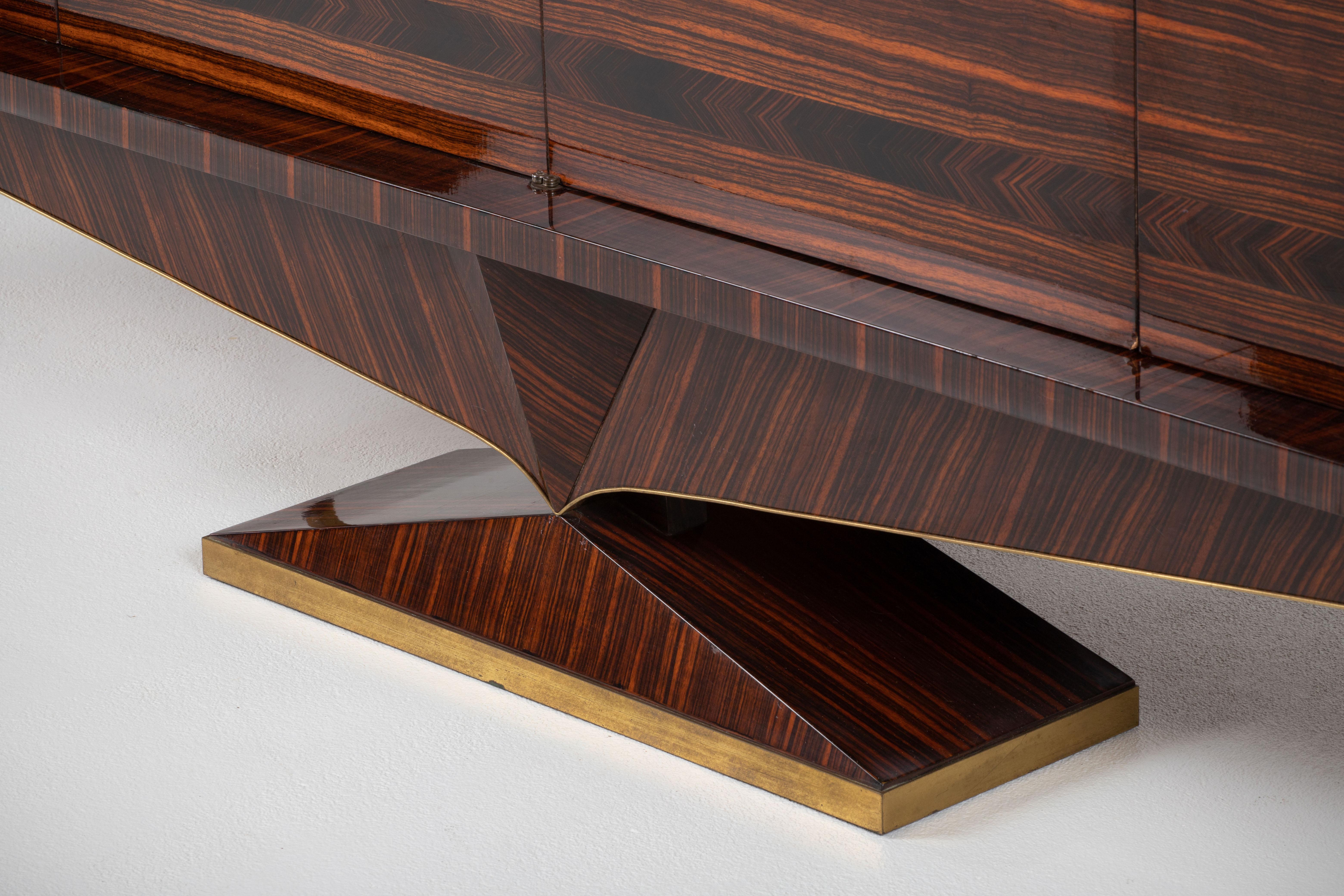 Una composizione di riserva scultorea: Credenza in cocobolo francese con base a diamante in vendita 3