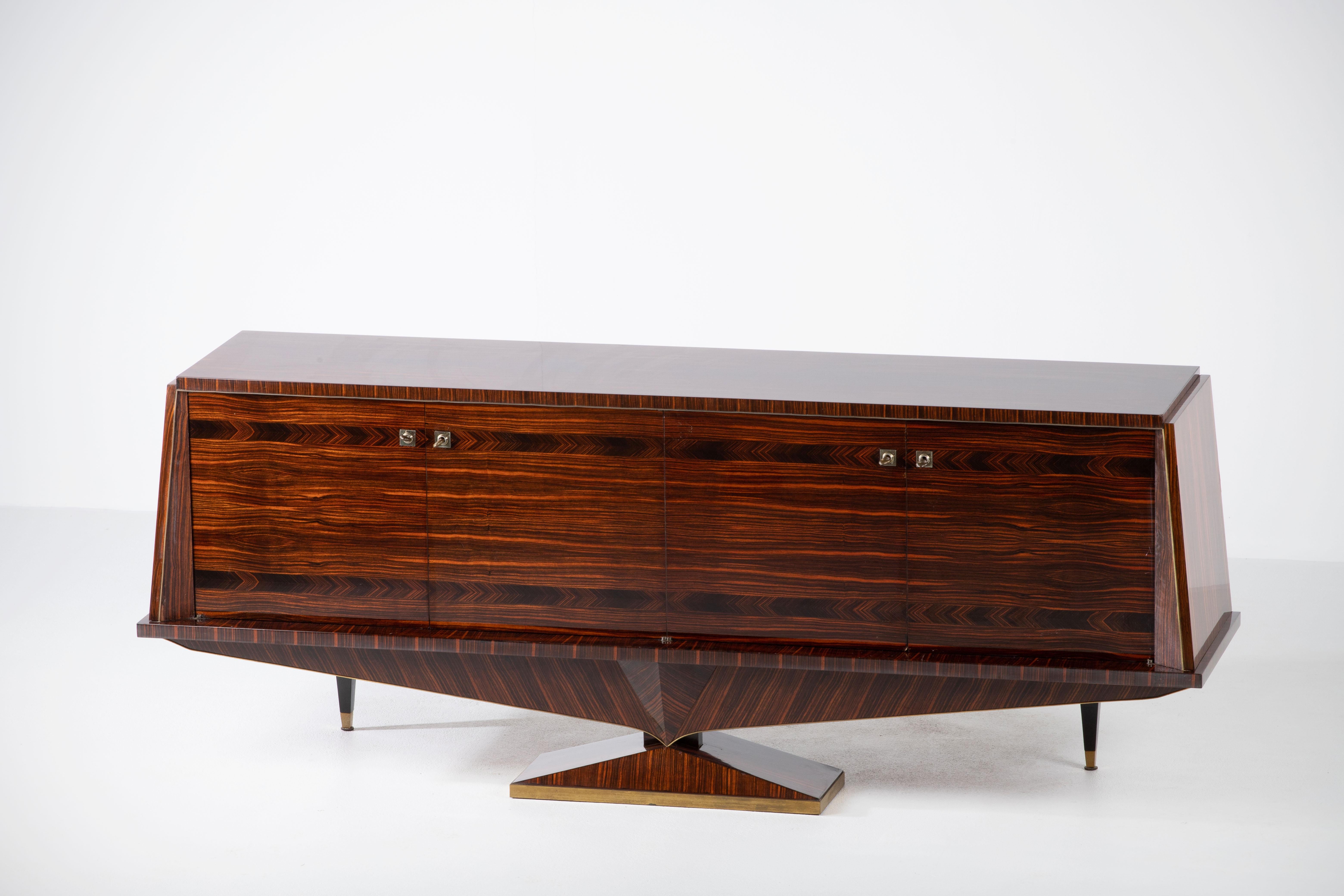 Una composizione di riserva scultorea: Credenza in cocobolo francese con base a diamante in vendita 11