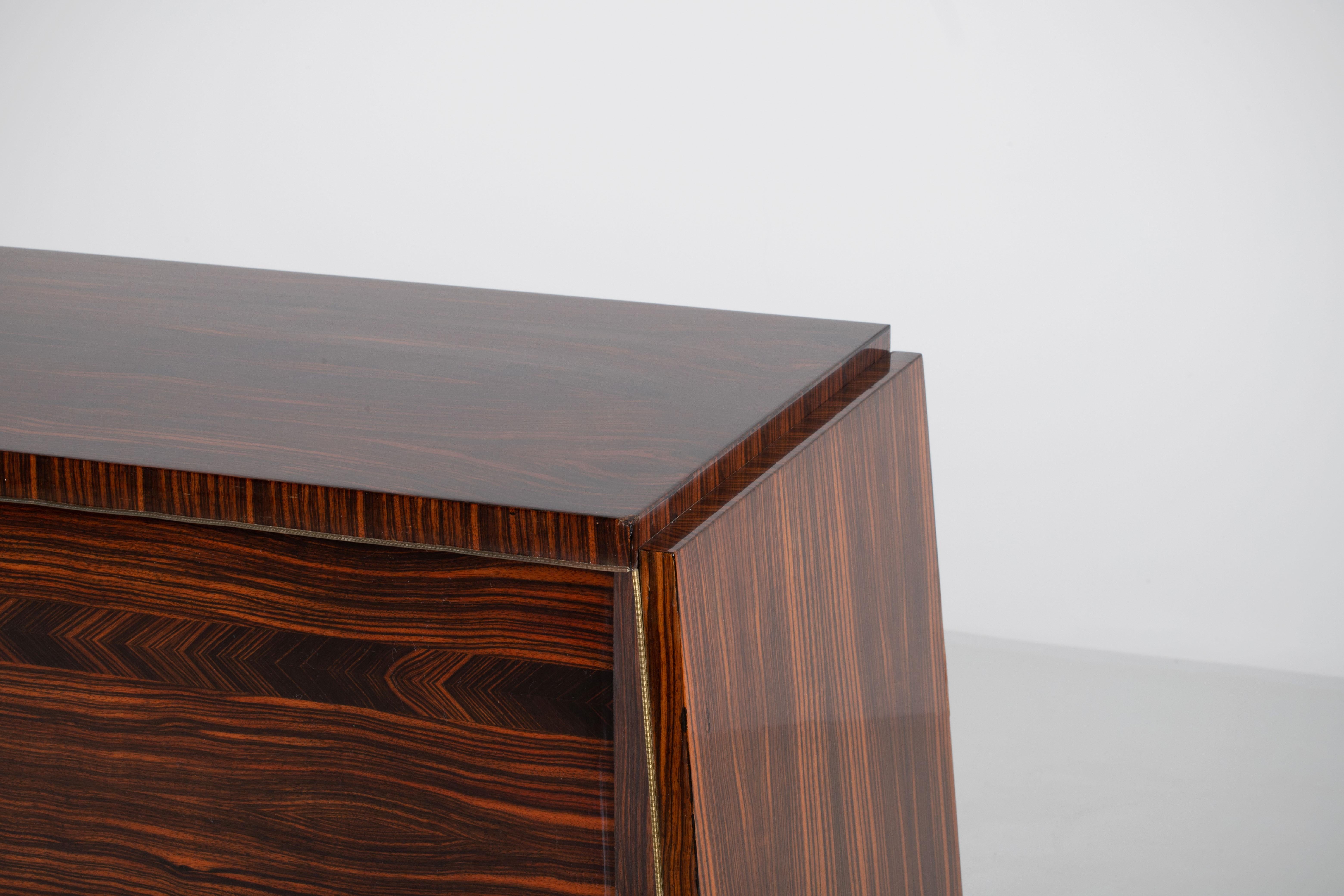 Una composizione di riserva scultorea: Credenza in cocobolo francese con base a diamante in vendita 10