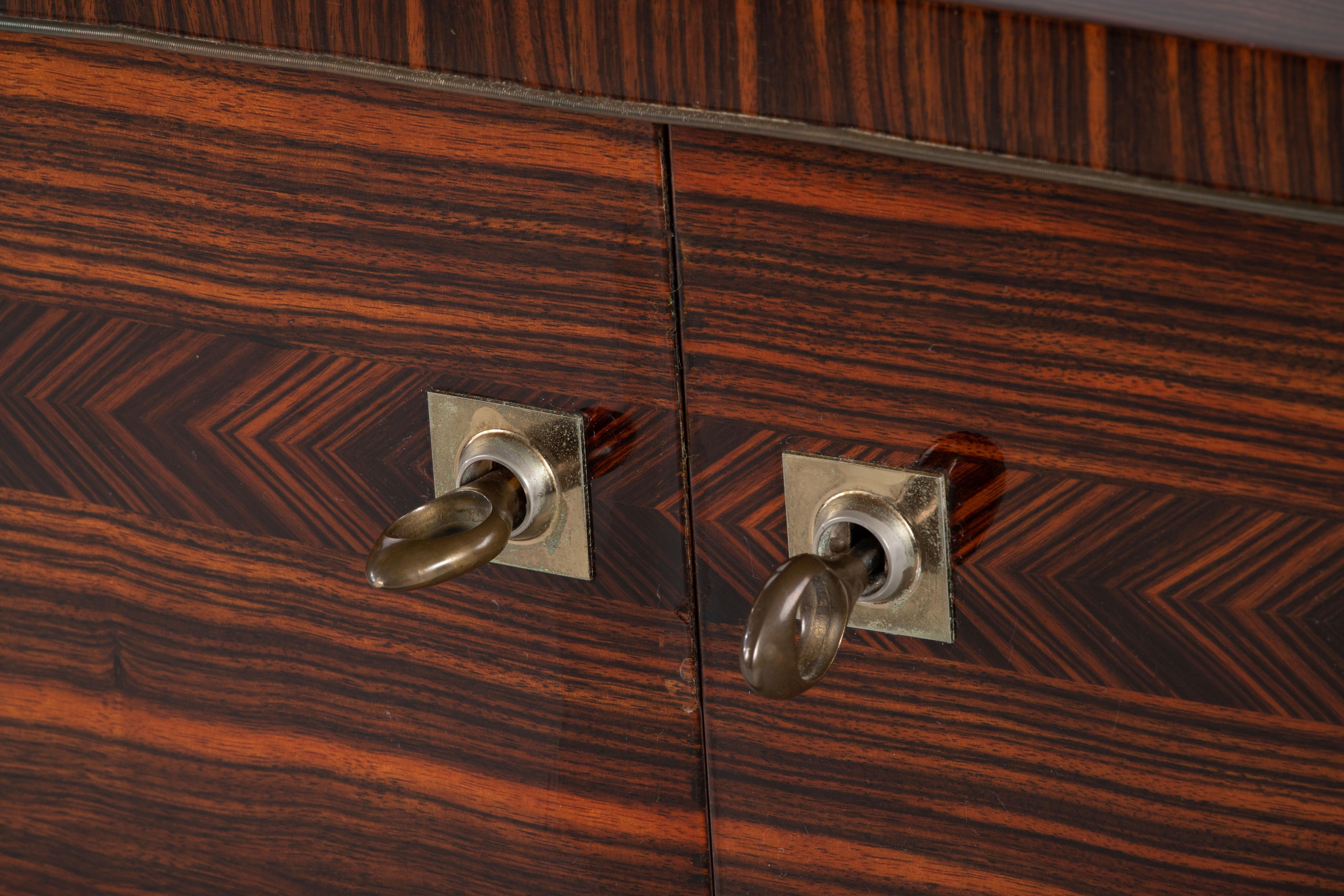 Una composizione di riserva scultorea: Credenza in cocobolo francese con base a diamante in vendita 9