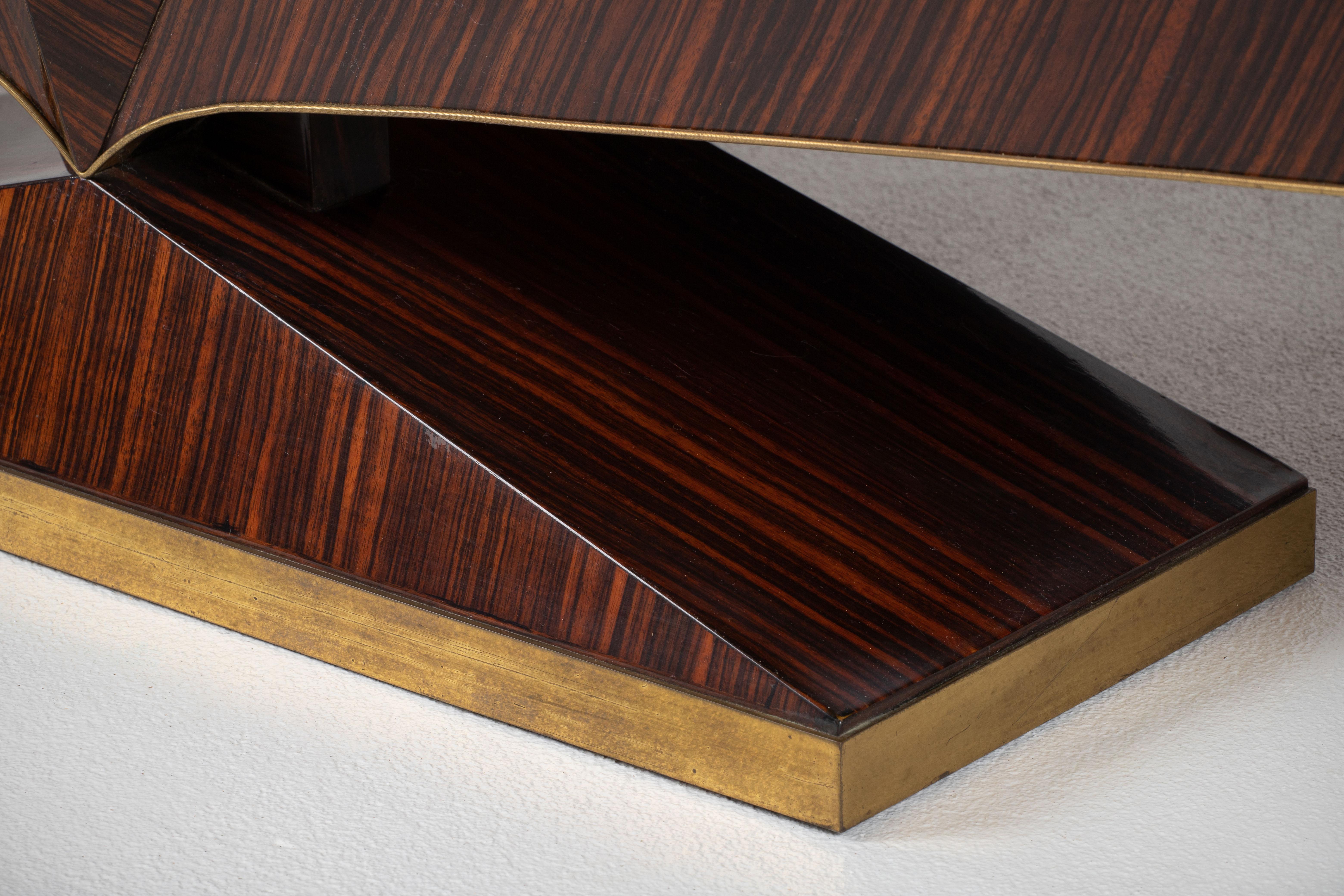 Una composizione di riserva scultorea: Credenza in cocobolo francese con base a diamante in vendita 7
