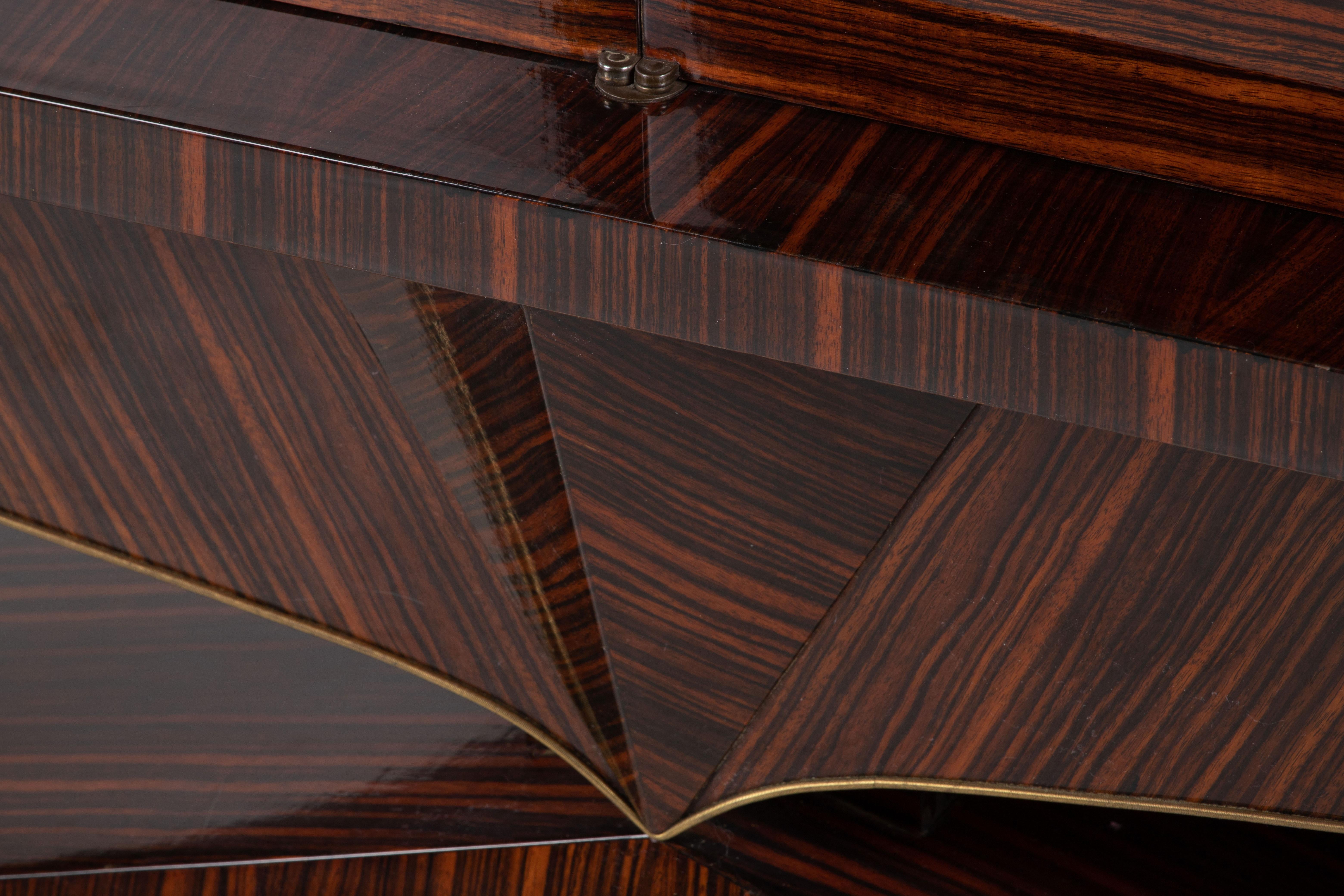 Una composizione di riserva scultorea: Credenza in cocobolo francese con base a diamante in vendita 8