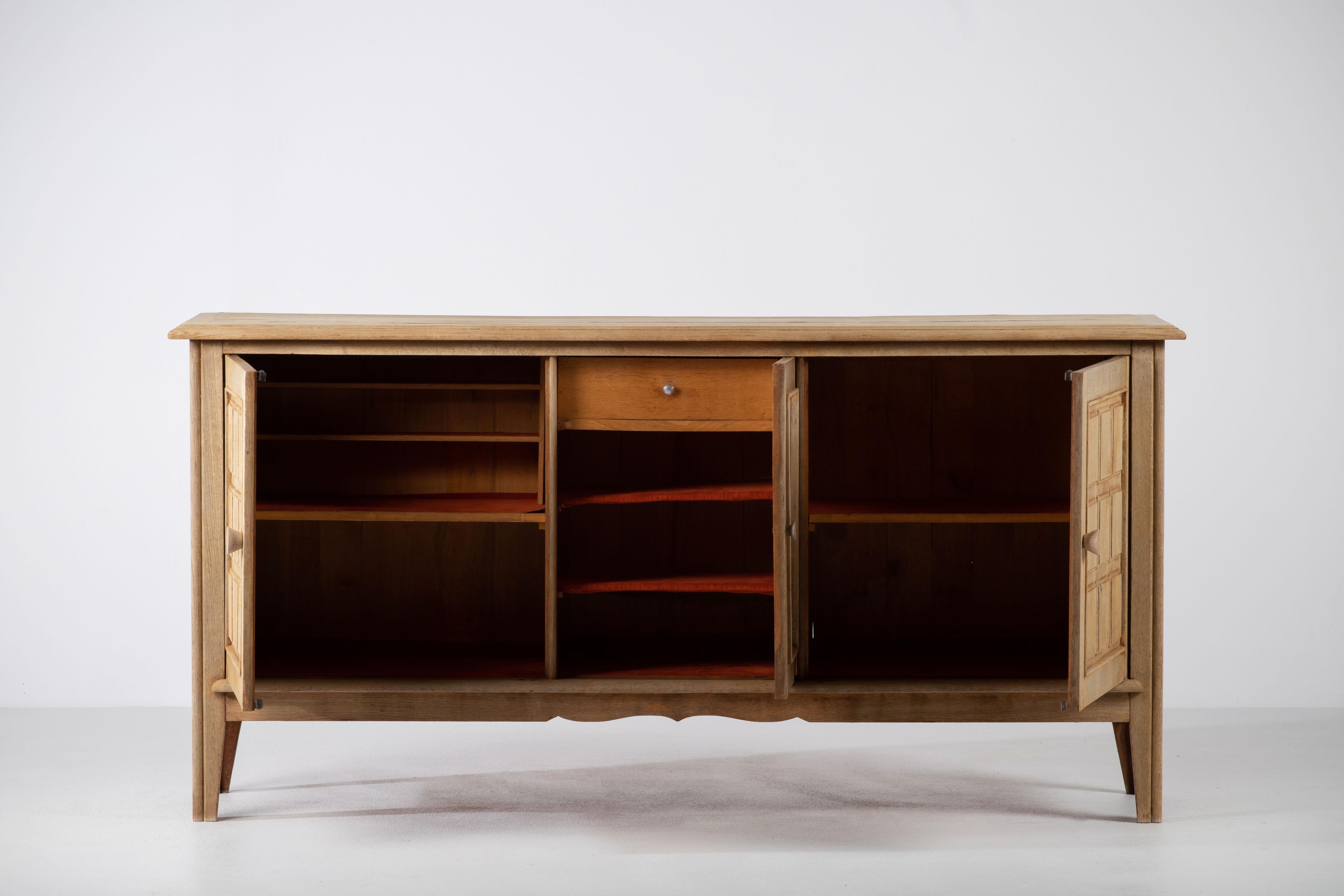 Eine Komposition von rustikaler Gelassenheit: Gebleichtes französisches Buffet mit handgeschnitzten Motiven (Art déco) im Angebot