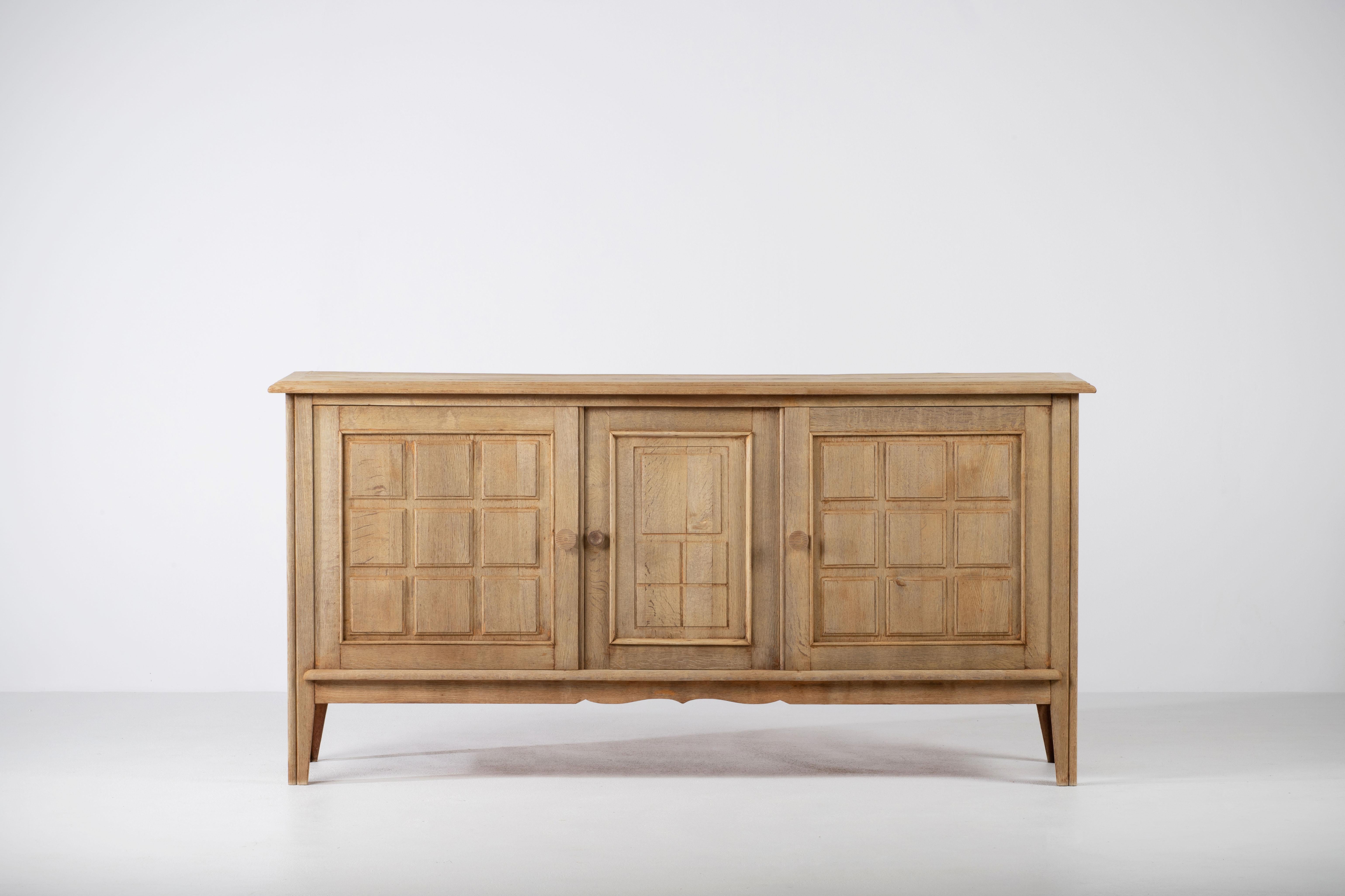 Dieses französische Buffet ist eine Studie über maßvolle Zurückhaltung und ruhige Ornamente. Es zeigt eine klare skulpturale Sprache, die durch die Intimität der handgeschnitzten Geste gemildert wird. Das von unserer Kuratorin sorgfältig ausgewählte