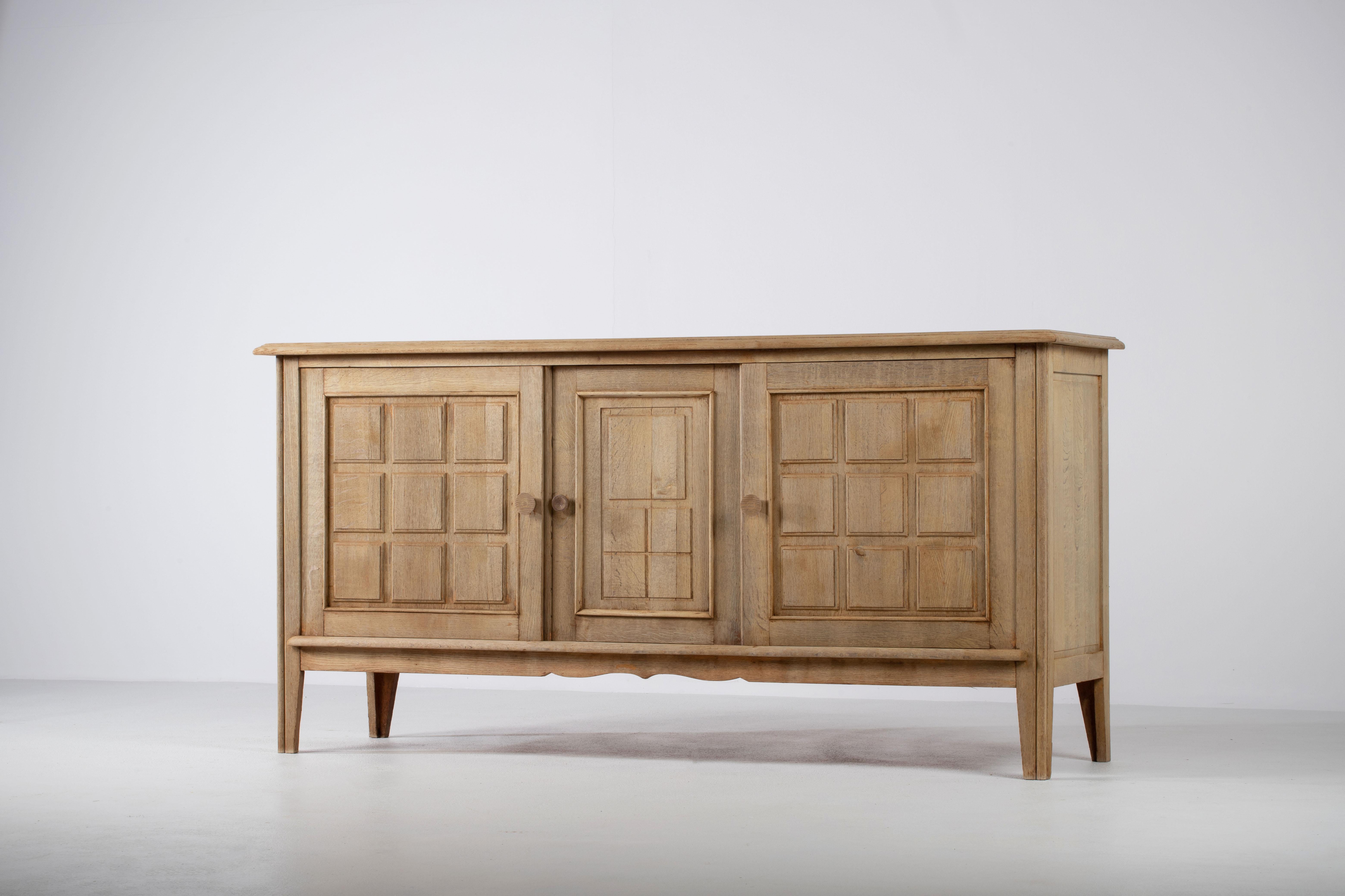 Eine Komposition von rustikaler Gelassenheit: Gebleichtes französisches Buffet mit handgeschnitzten Motiven (Französisch) im Angebot