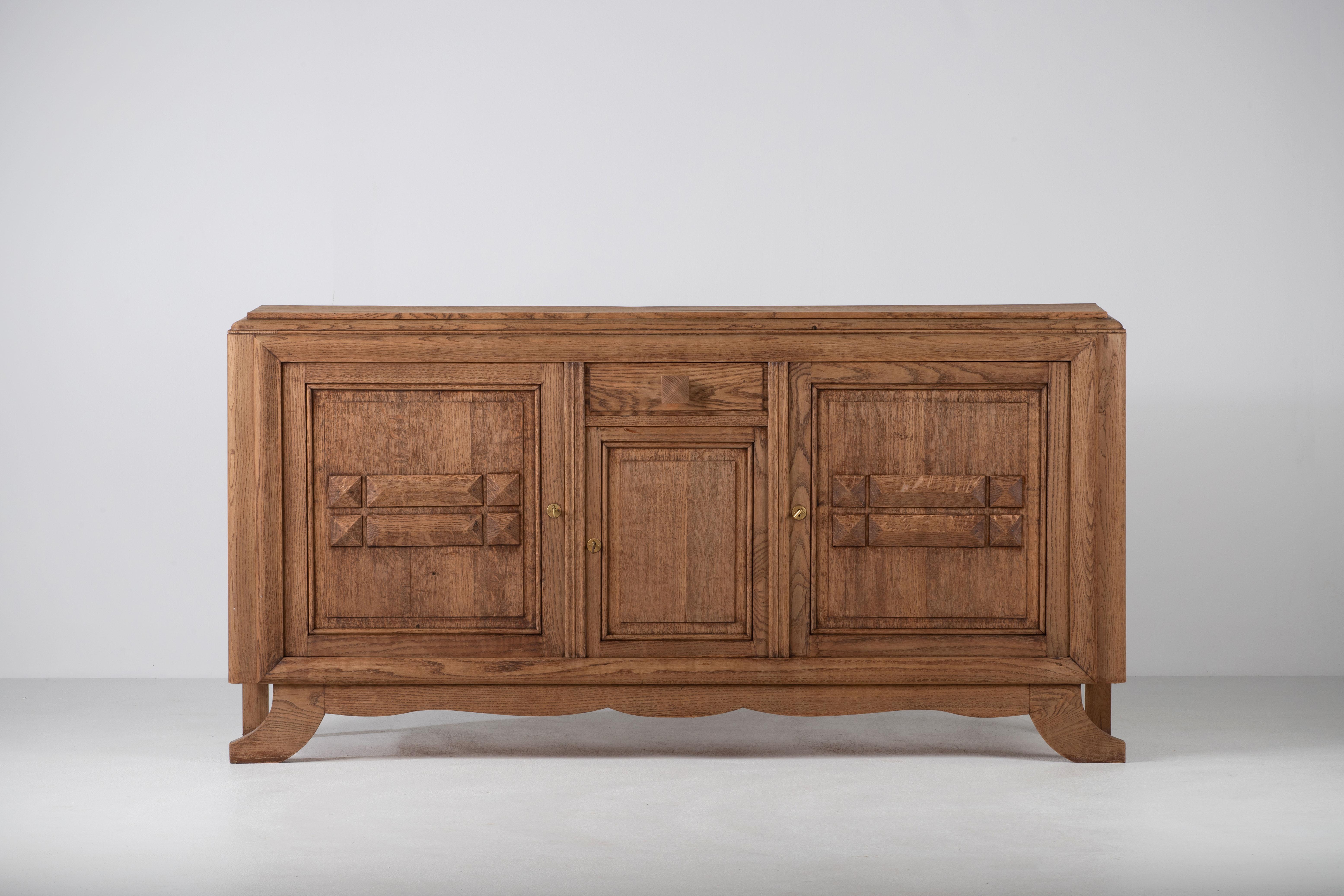 Art Déco Una composizione di tranquilla permanenza: Credenza in Oak francese con ante intagliate in vendita