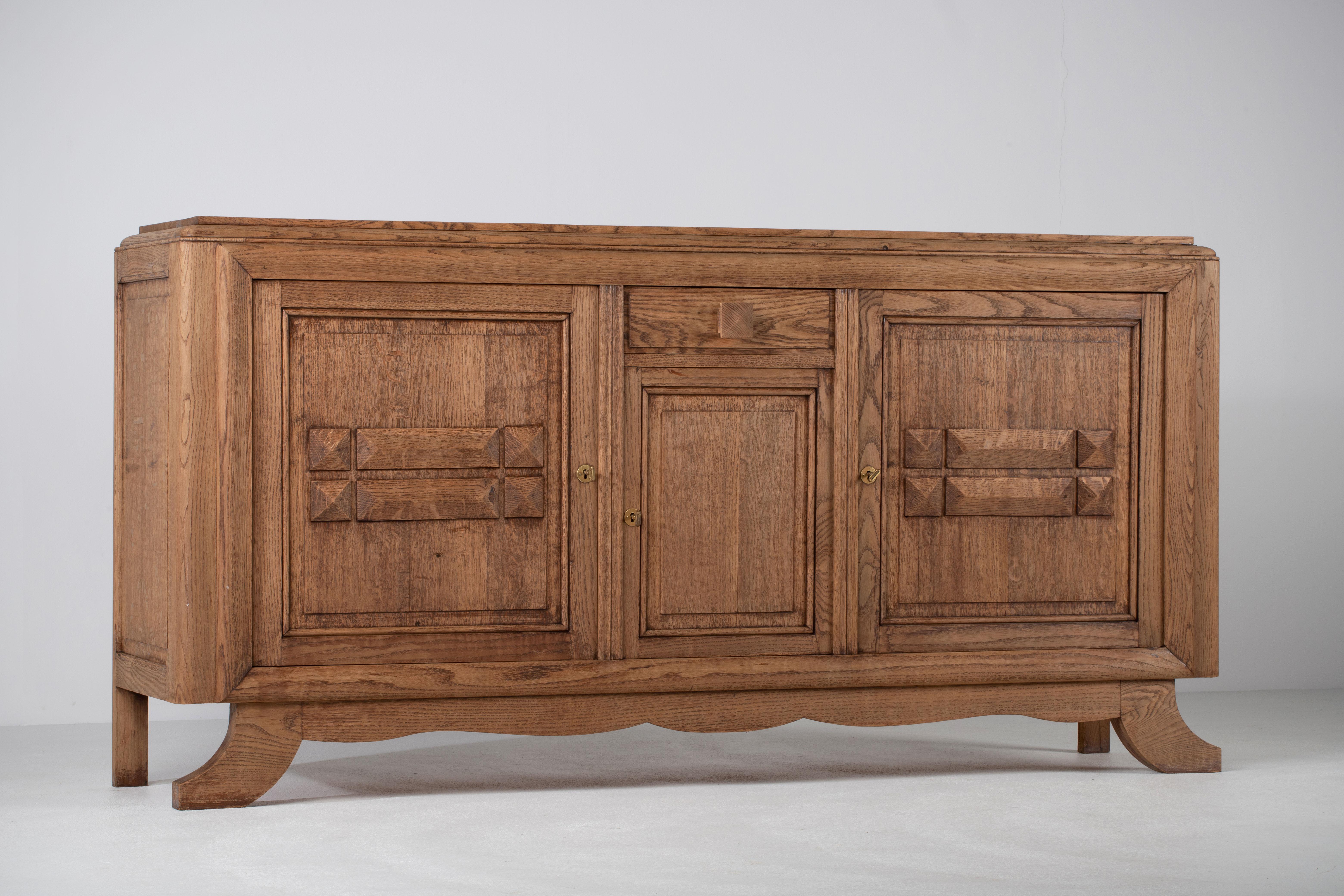Francese Una composizione di tranquilla permanenza: Credenza in Oak francese con ante intagliate in vendita