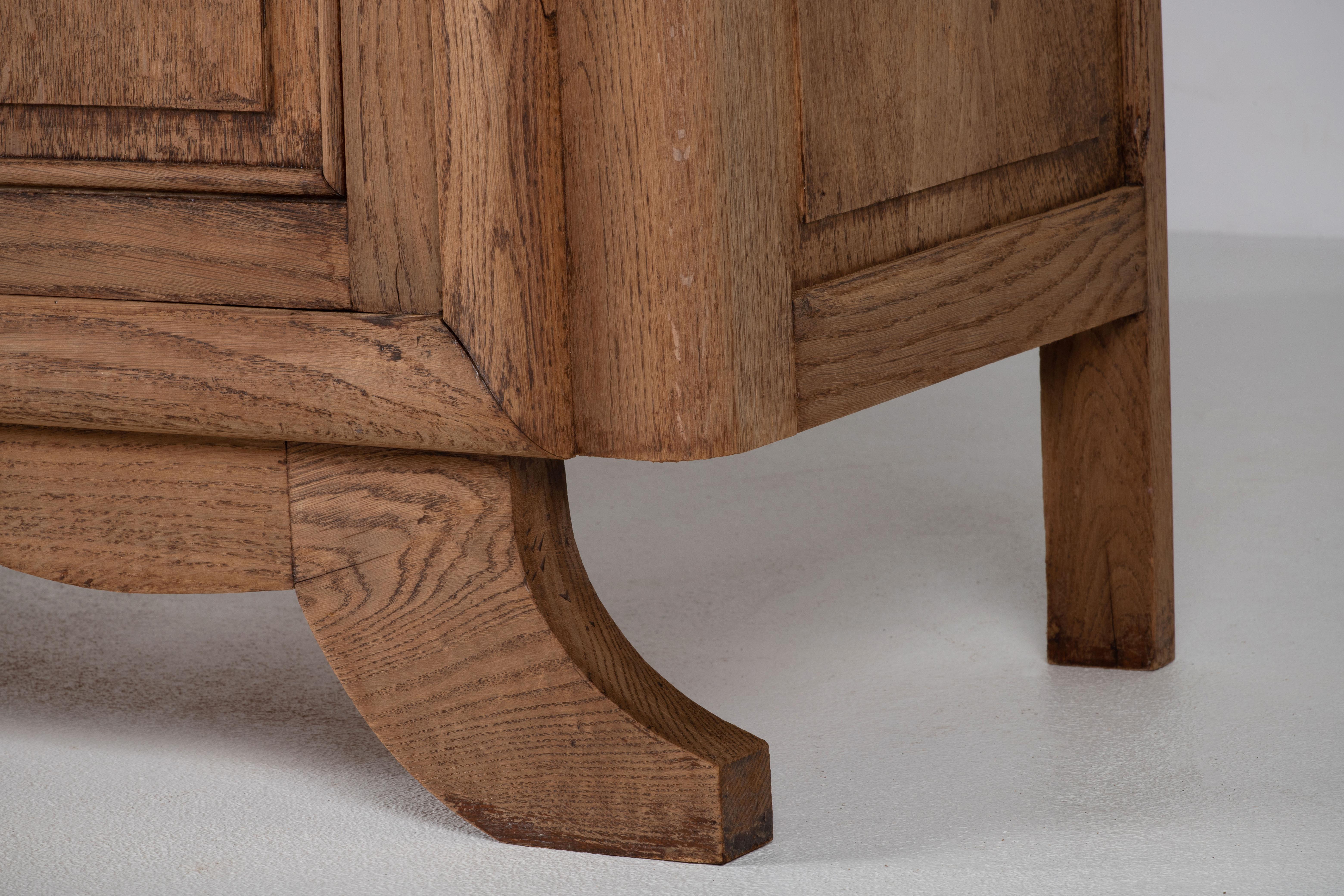 Quercia Una composizione di tranquilla permanenza: Credenza in Oak francese con ante intagliate in vendita
