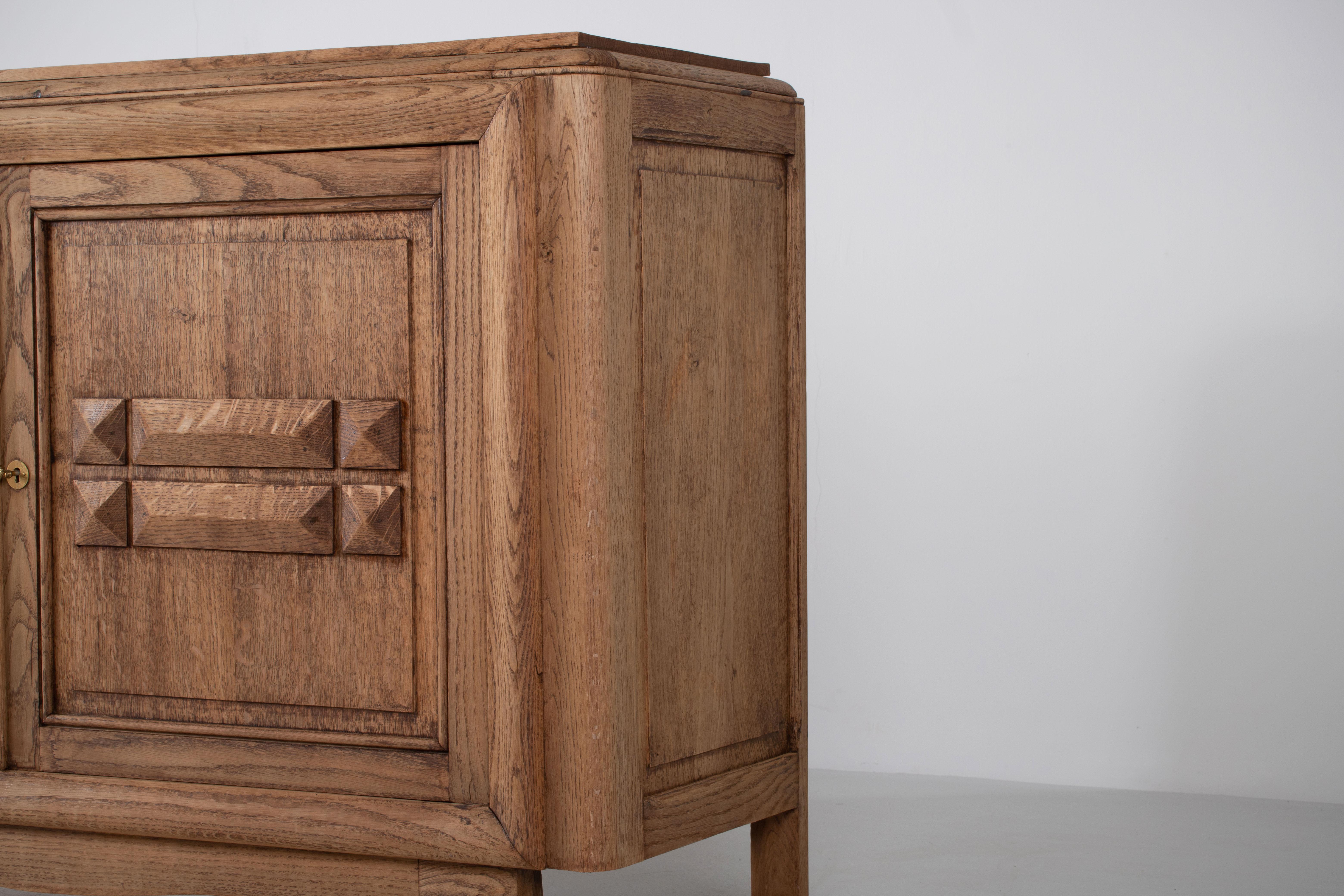Una composizione di tranquilla permanenza: Credenza in Oak francese con ante intagliate in vendita 1