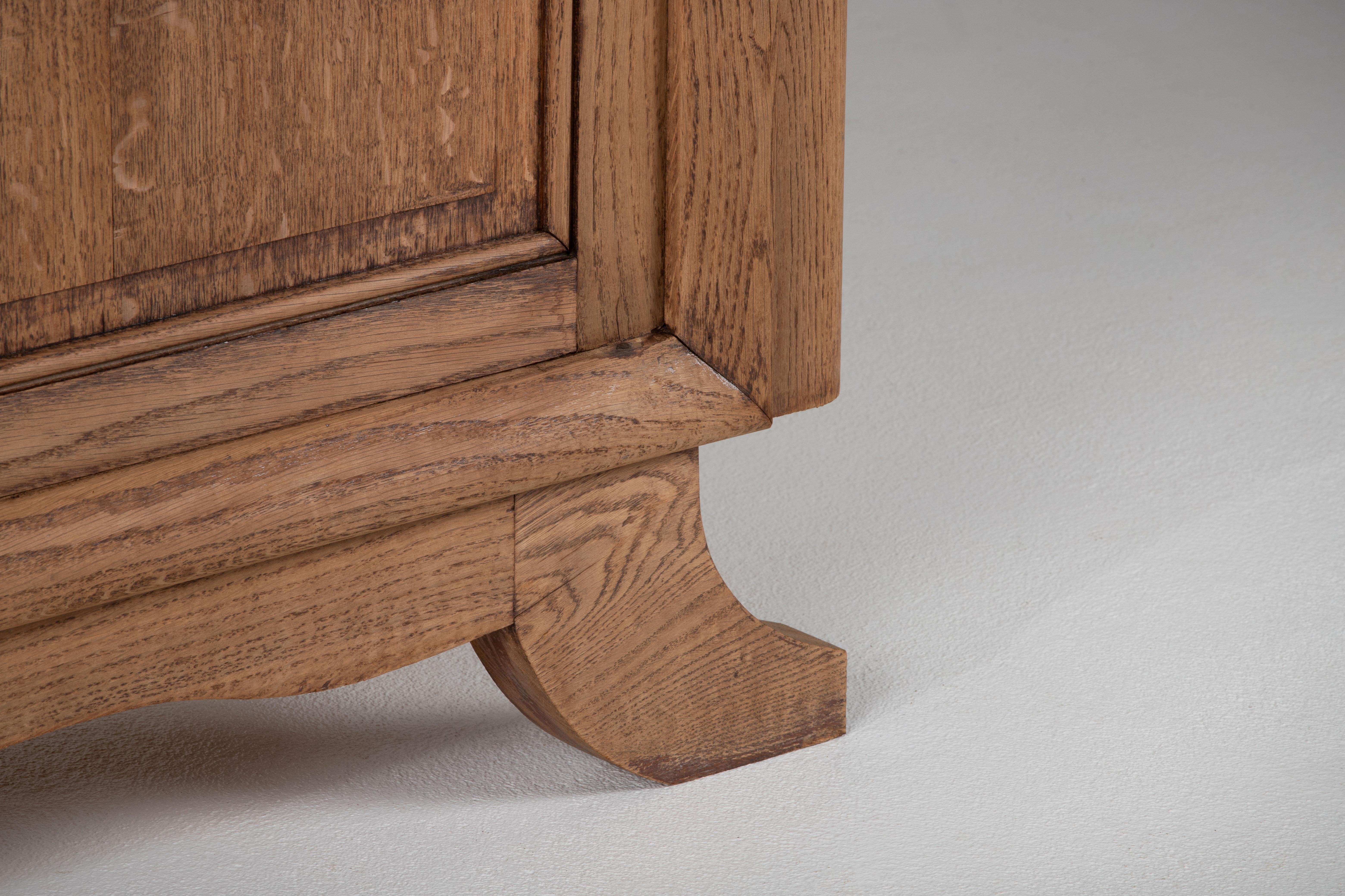 Una composizione di tranquilla permanenza: Credenza in Oak francese con ante intagliate in vendita 2