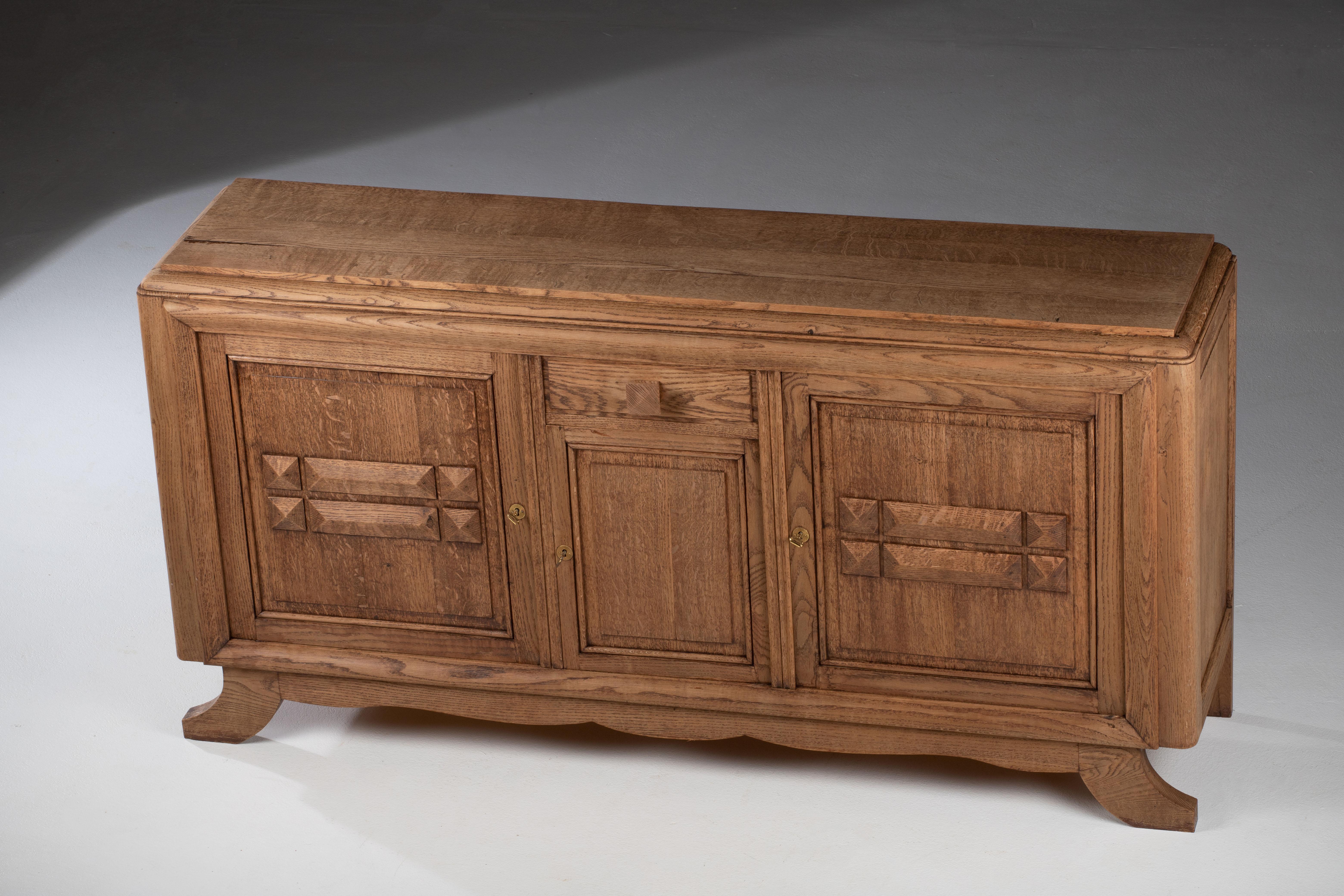 Una composizione di tranquilla permanenza: Credenza in Oak francese con ante intagliate in vendita 6