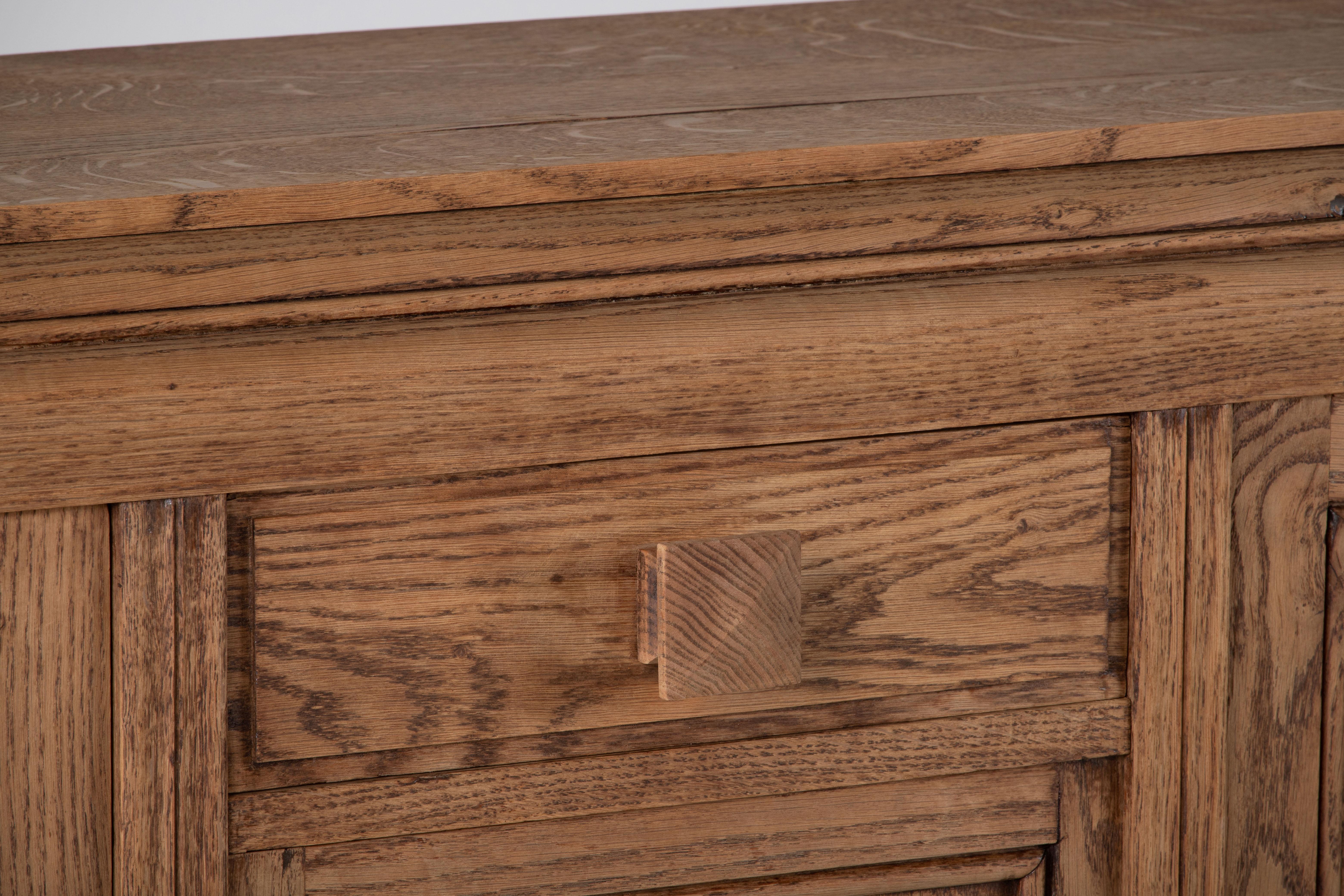 Una composizione di tranquilla permanenza: Credenza in Oak francese con ante intagliate in vendita 4