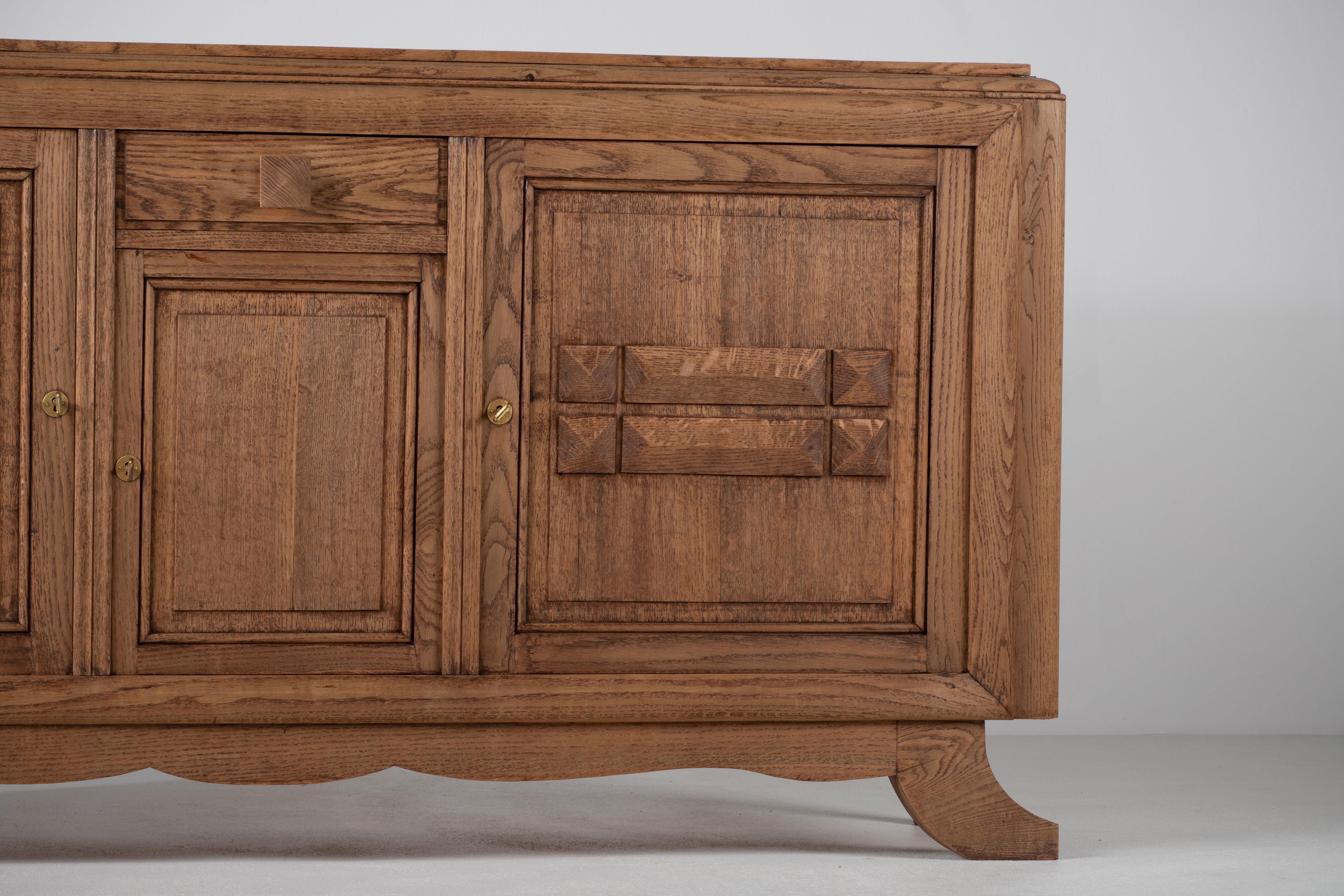 Una composizione di tranquilla permanenza: Credenza in Oak francese con ante intagliate in vendita 5