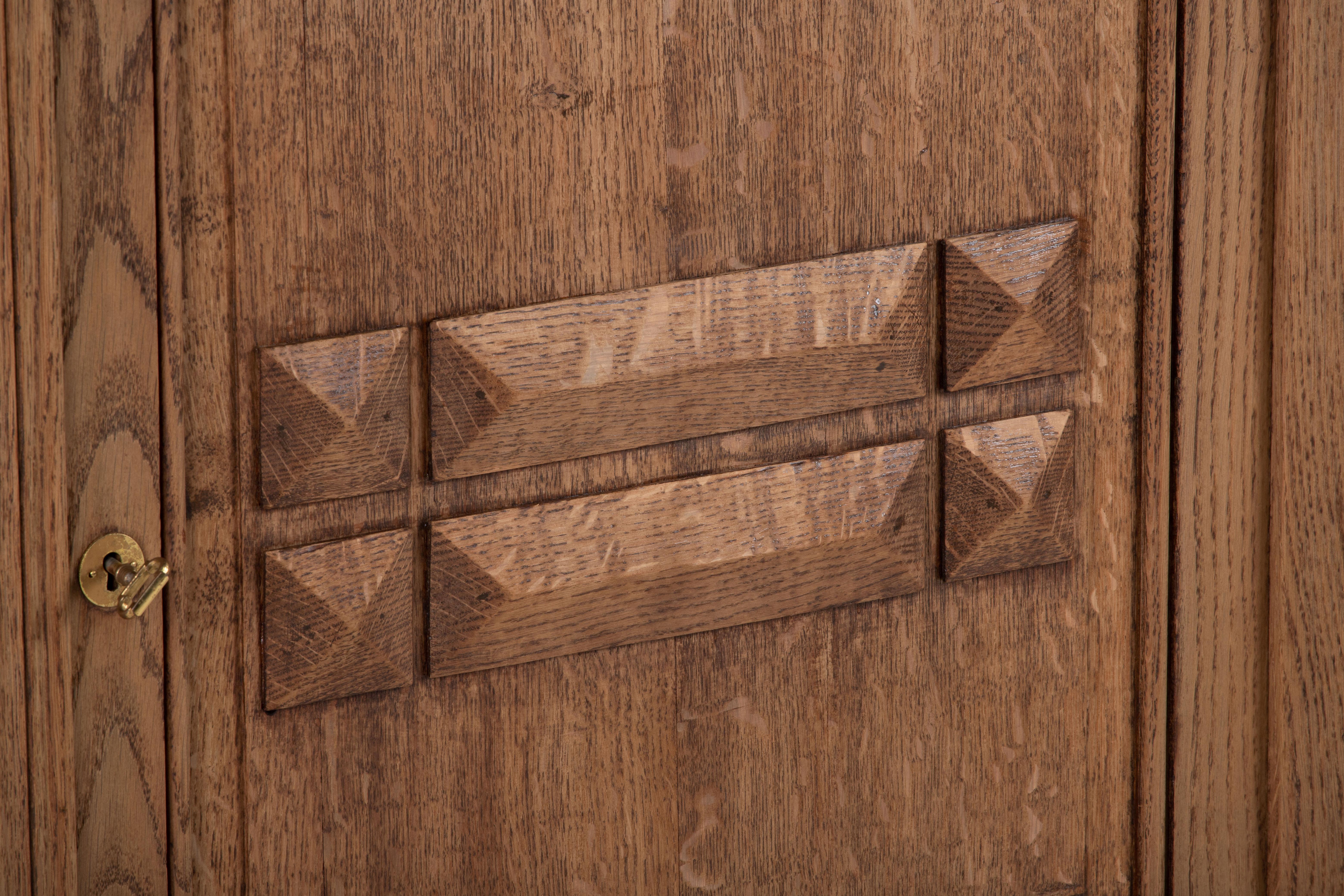 Una composizione di tranquilla permanenza: Credenza in Oak francese con ante intagliate in vendita 3