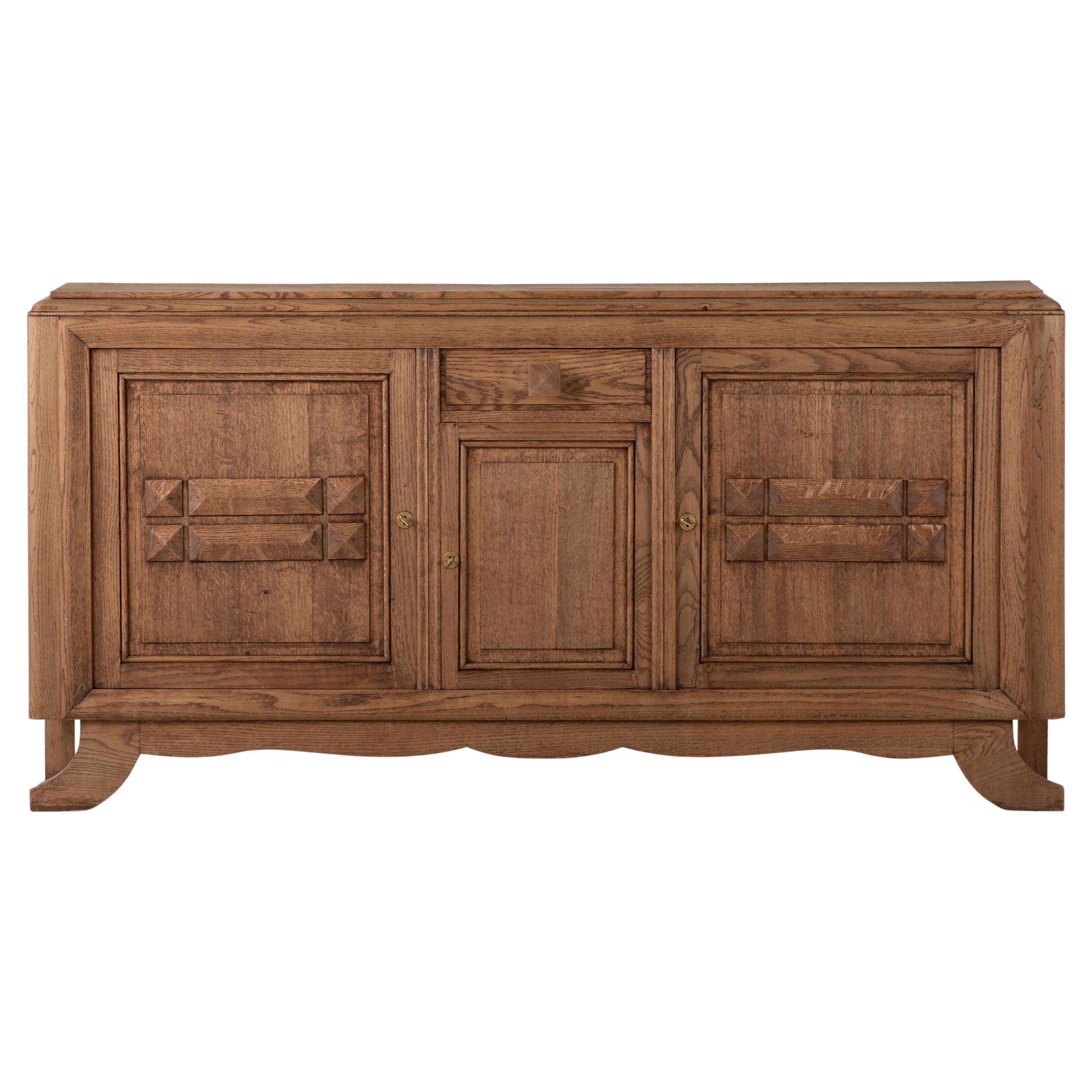 Una composizione di tranquilla permanenza: Credenza in Oak francese con ante intagliate