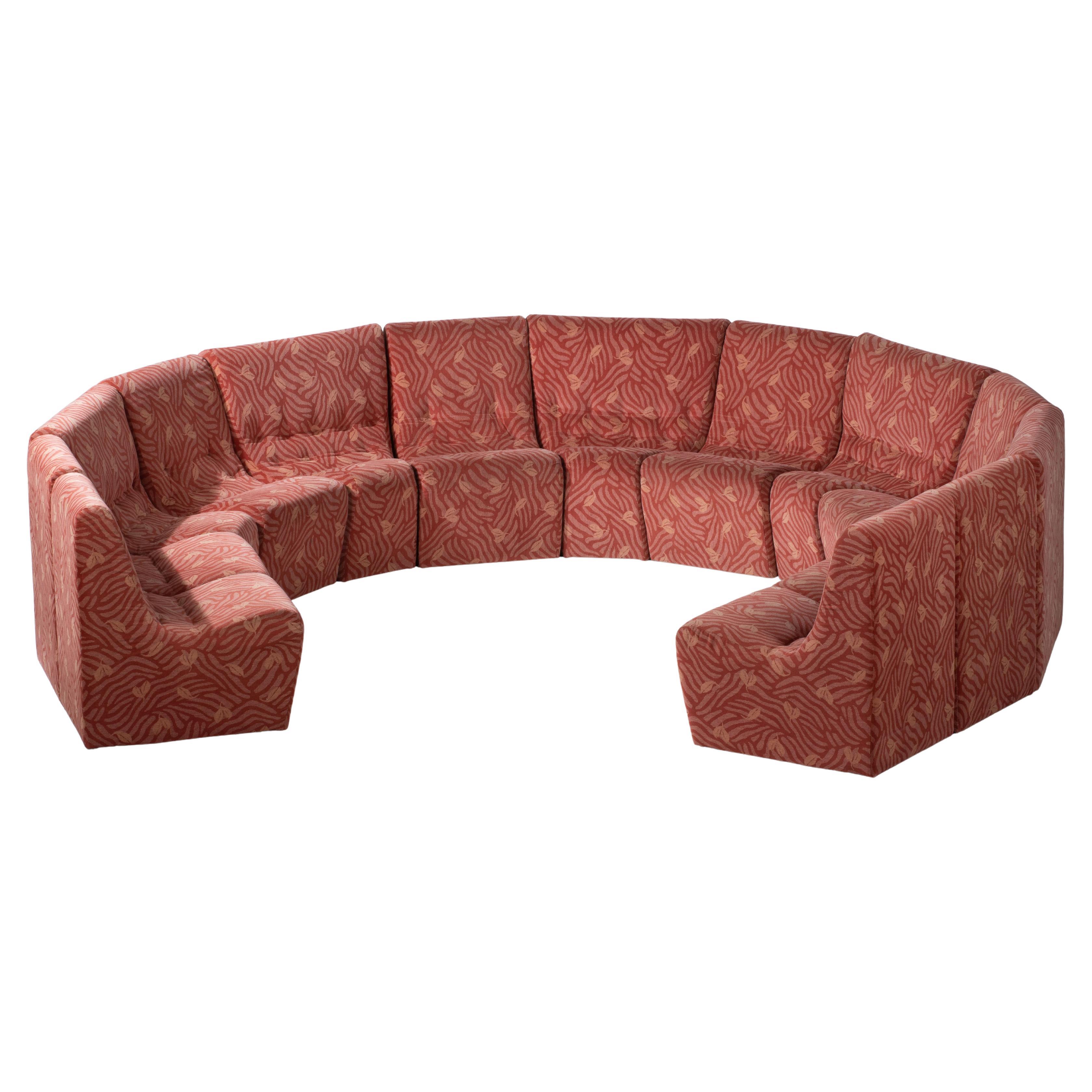 Une composition d'une adaptabilité sculpturale : Canapé modulaire du milieu du siècle, tissu Blush en vente