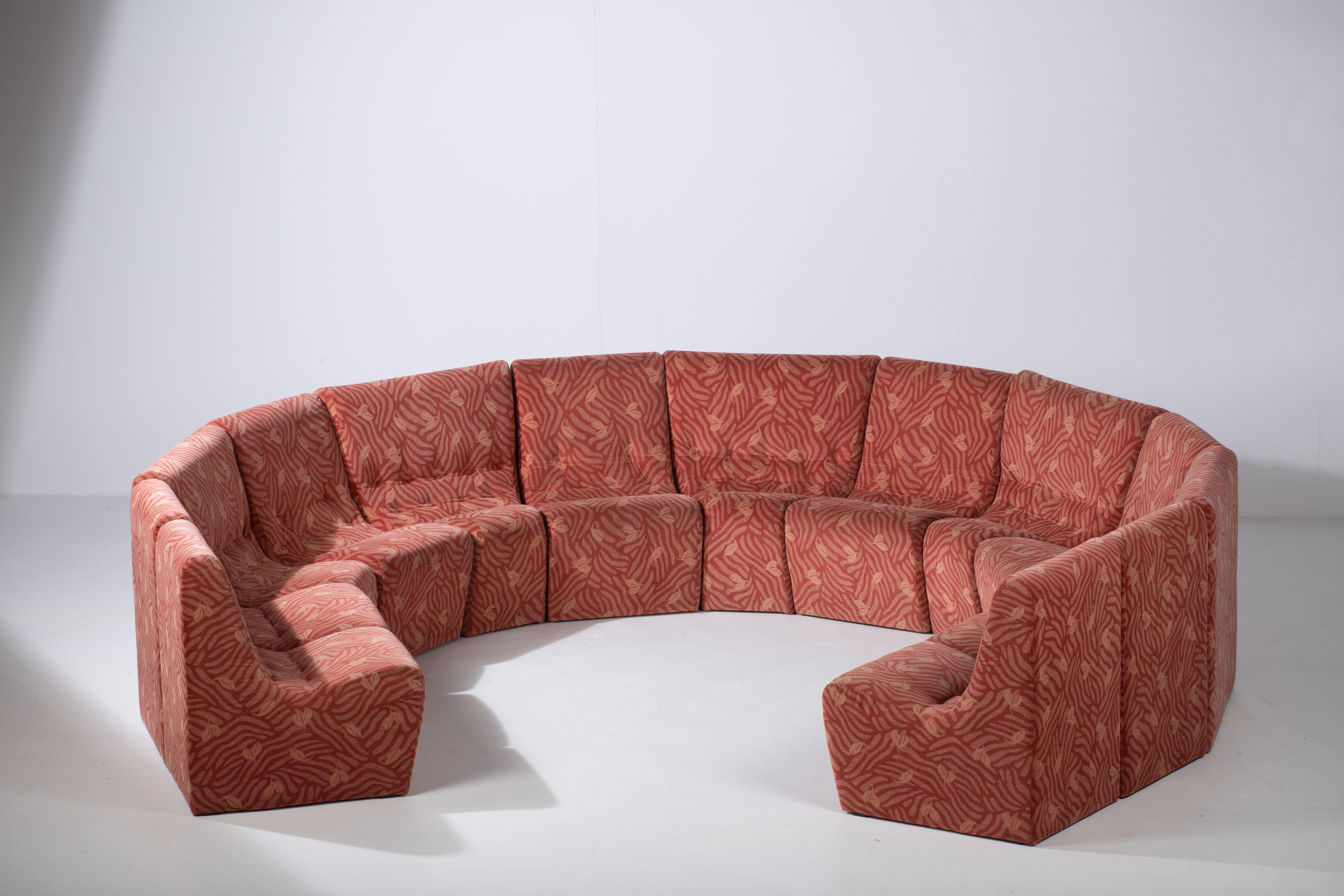 Composition d'un dynamisme tranquille, ce canapé modulaire scandinave révèle un langage de proportions calibrées et de rythmes sculpturaux. Réalisée dans les années 1960, sa configuration expansive - treize modules discrets s'étendant sur plus de