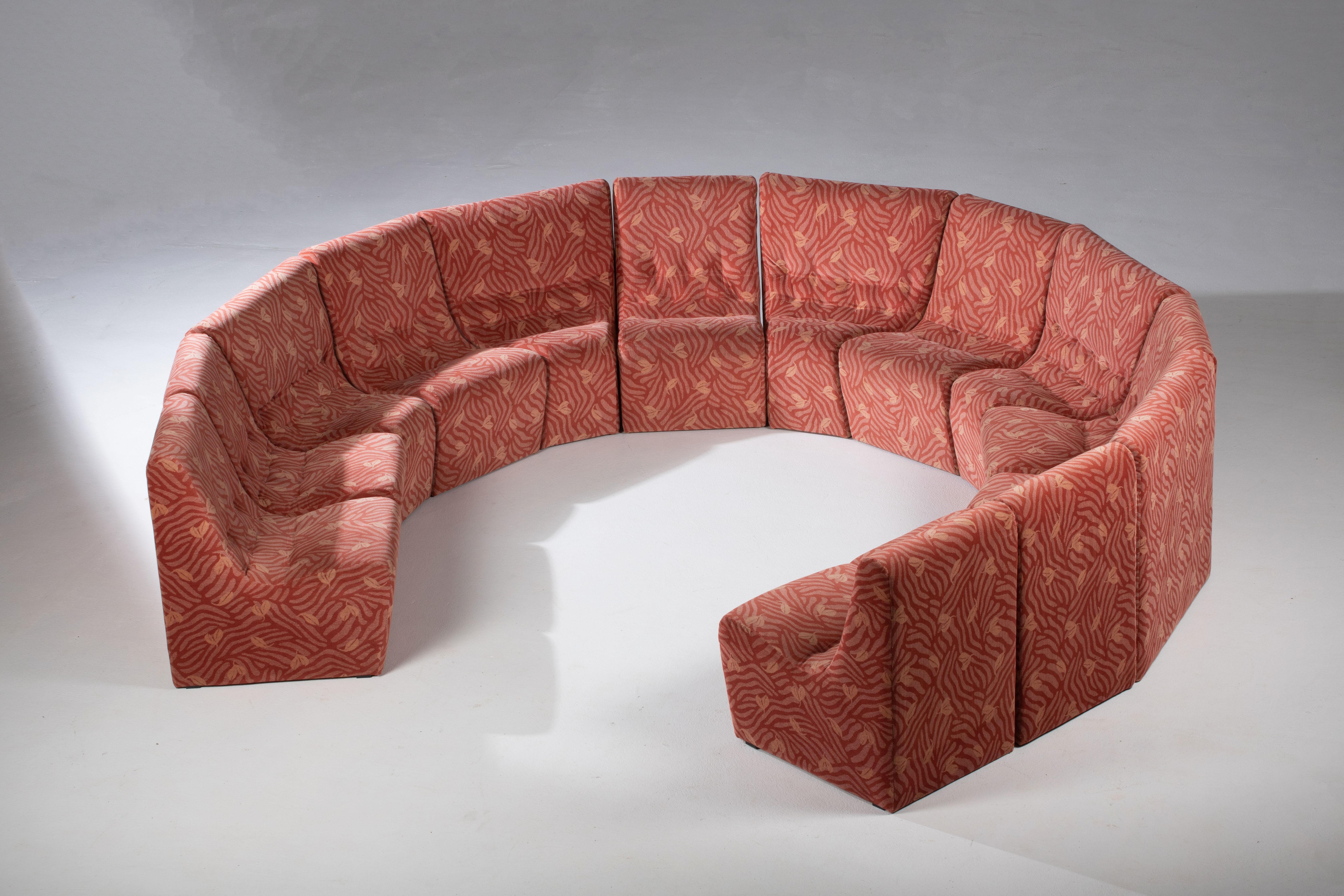 Tissu Une composition d'une adaptabilité sculpturale : Canapé modulaire du milieu du siècle, tissu Blush en vente